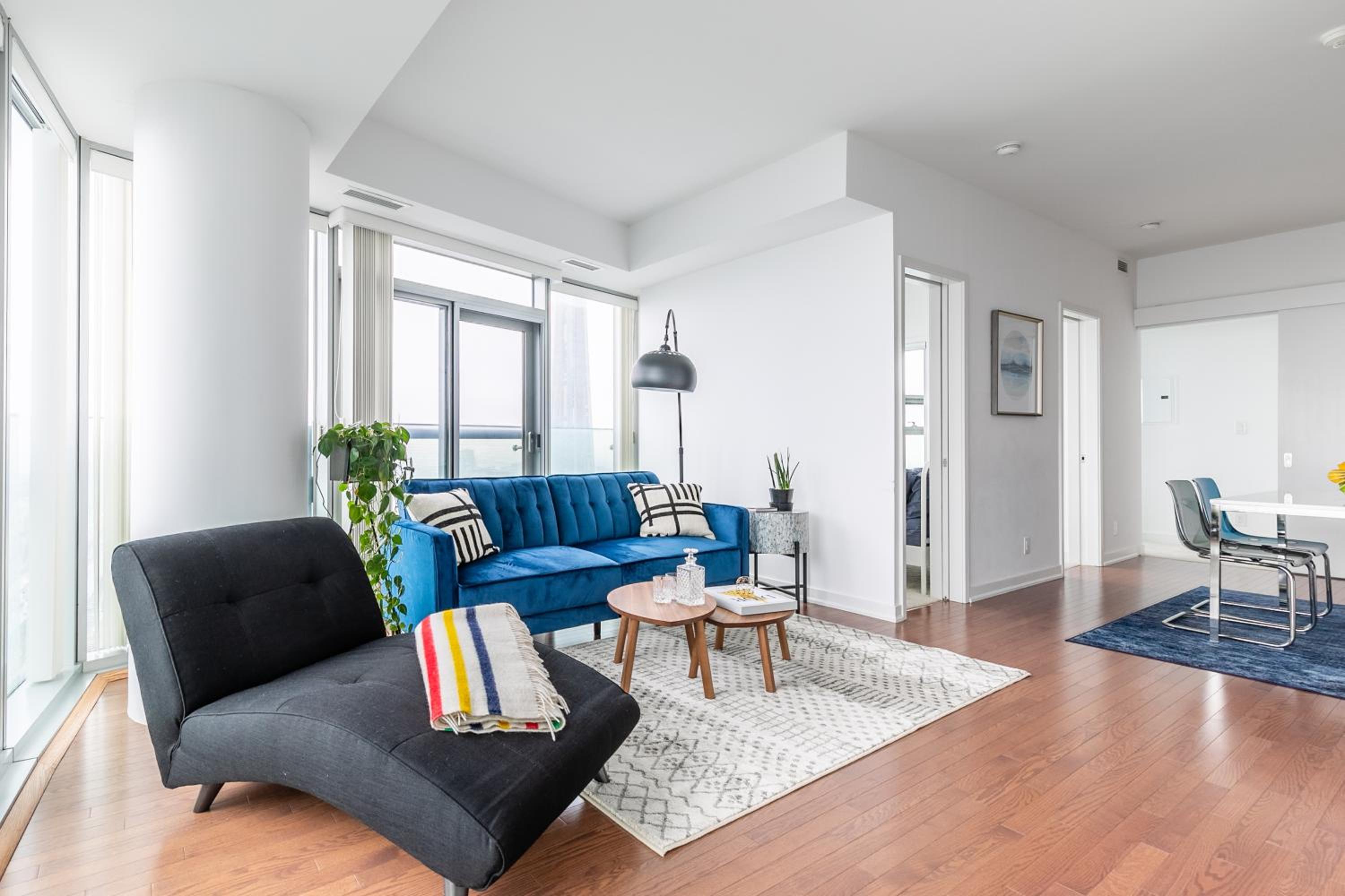 Luxury Corner Suite - Entertainment District
