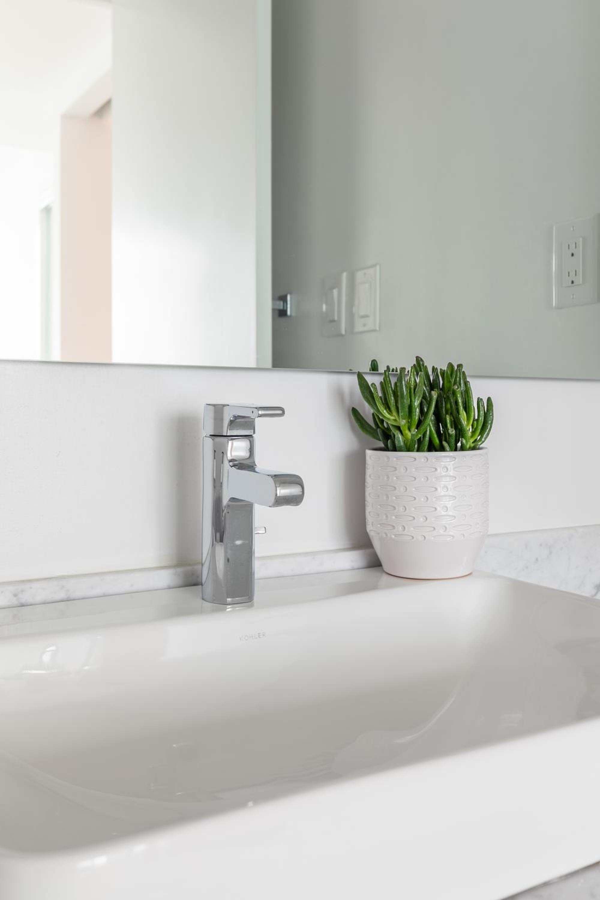 Luxury Corner Suite - Entertainment District