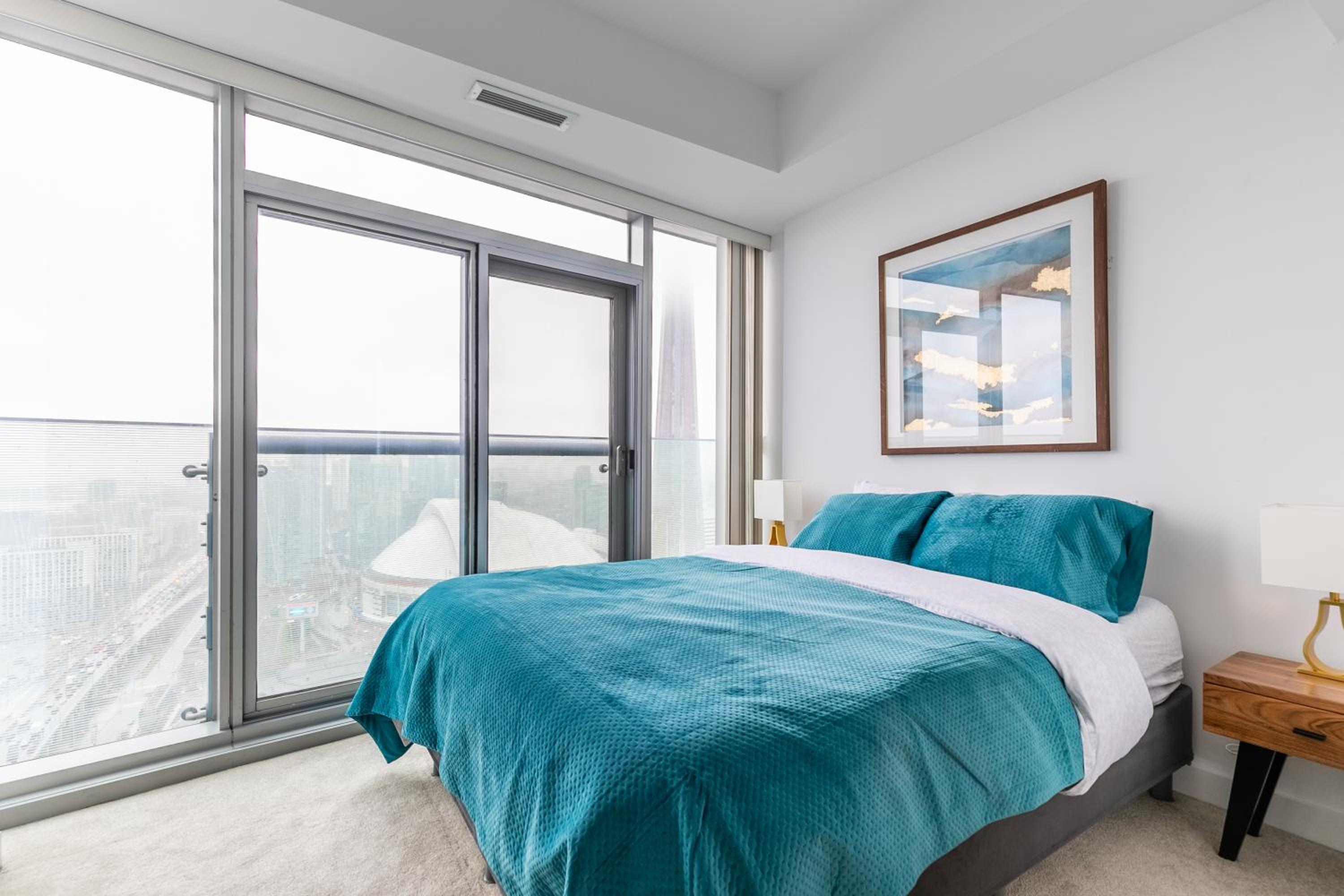 Luxury Corner Suite - Entertainment District