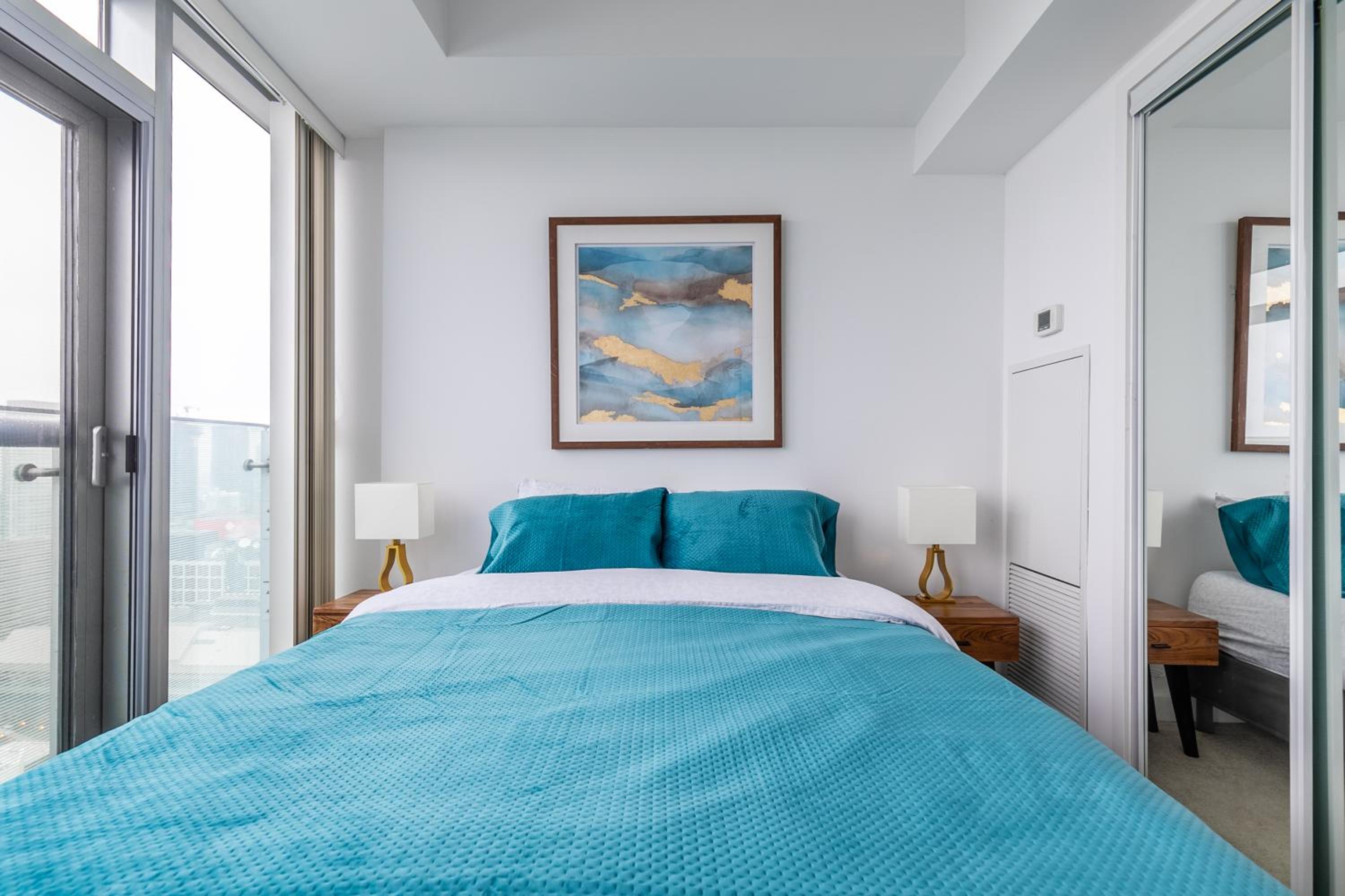 Luxury Corner Suite - Entertainment District