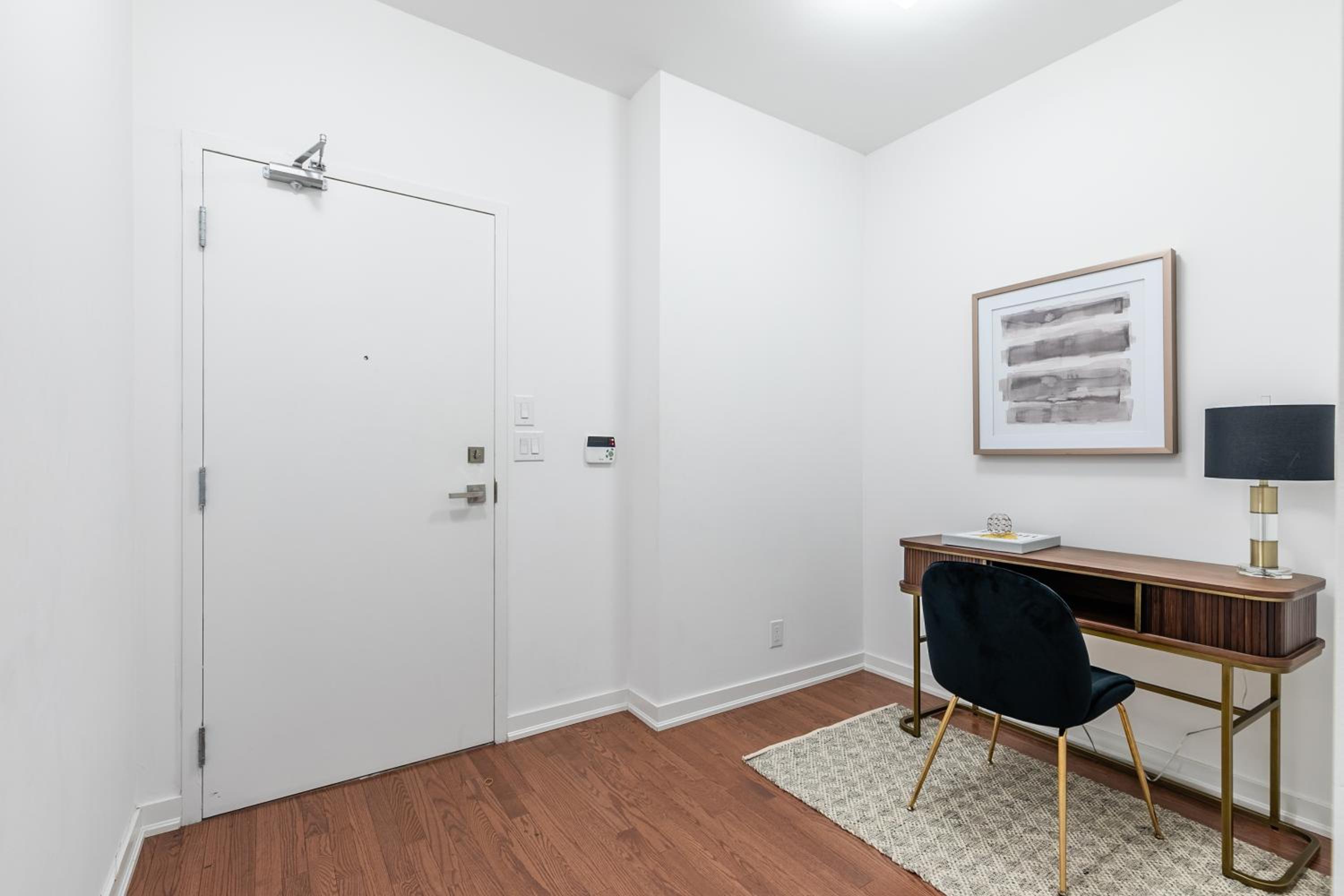 Luxury Corner Suite - Entertainment District