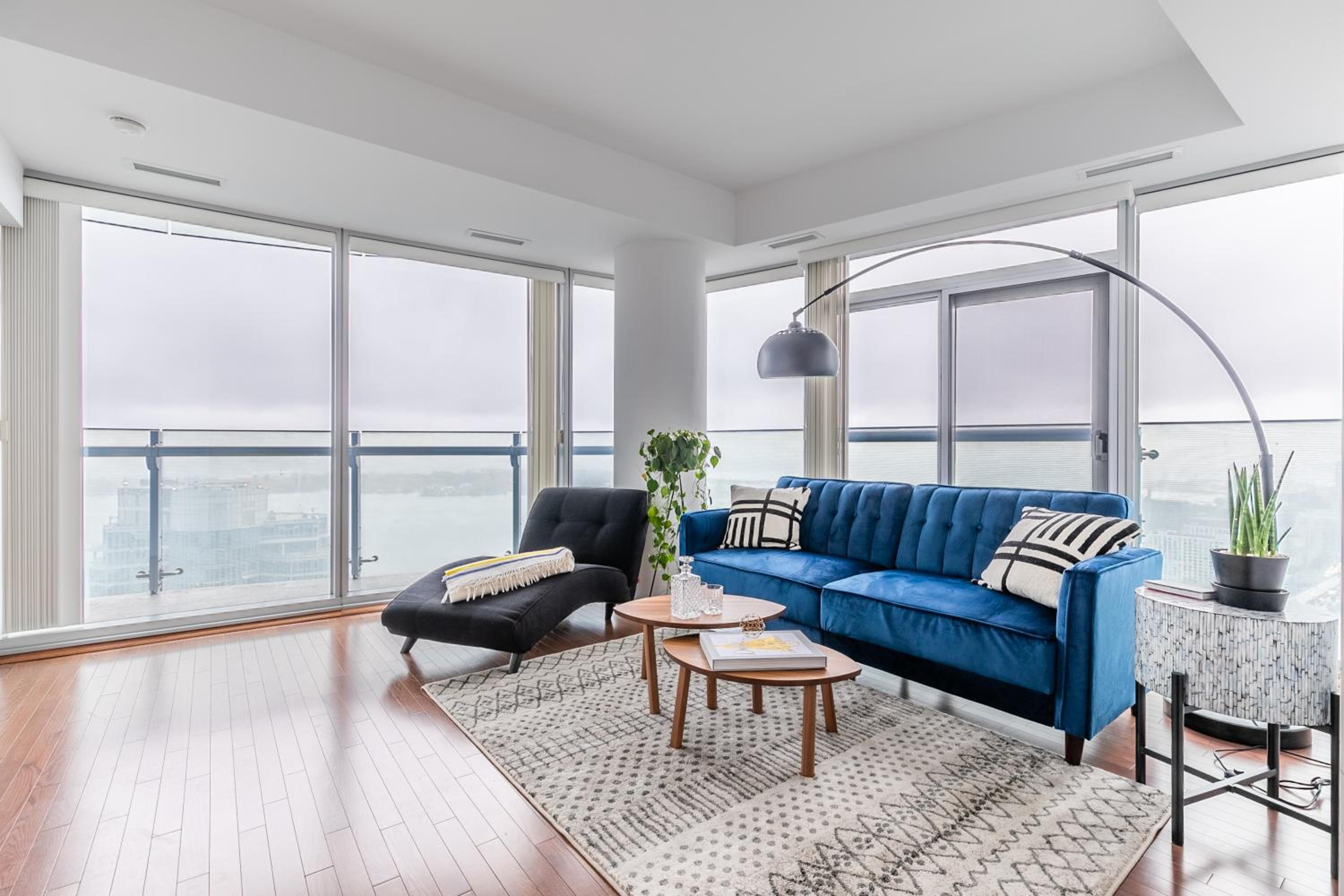 Luxury Corner Suite - Entertainment District
