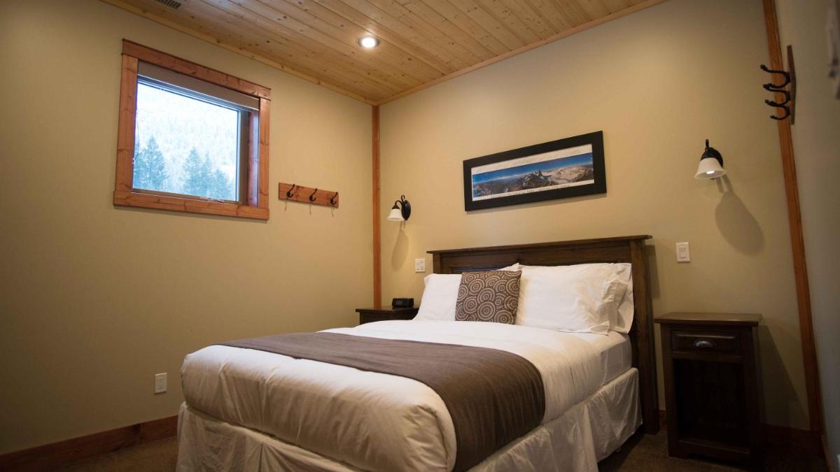 Golden Vacations - Cedar House Restaurant  Chalets - Property Image 55