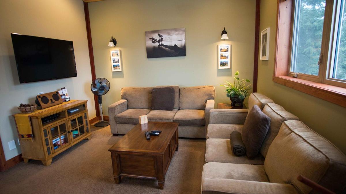 Golden Vacations - Cedar House Restaurant  Chalets - Property Image 1