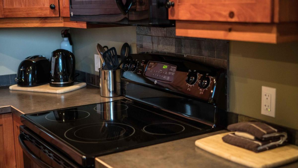 Golden Vacations - Cedar House Restaurant  Chalets - Property Image 25