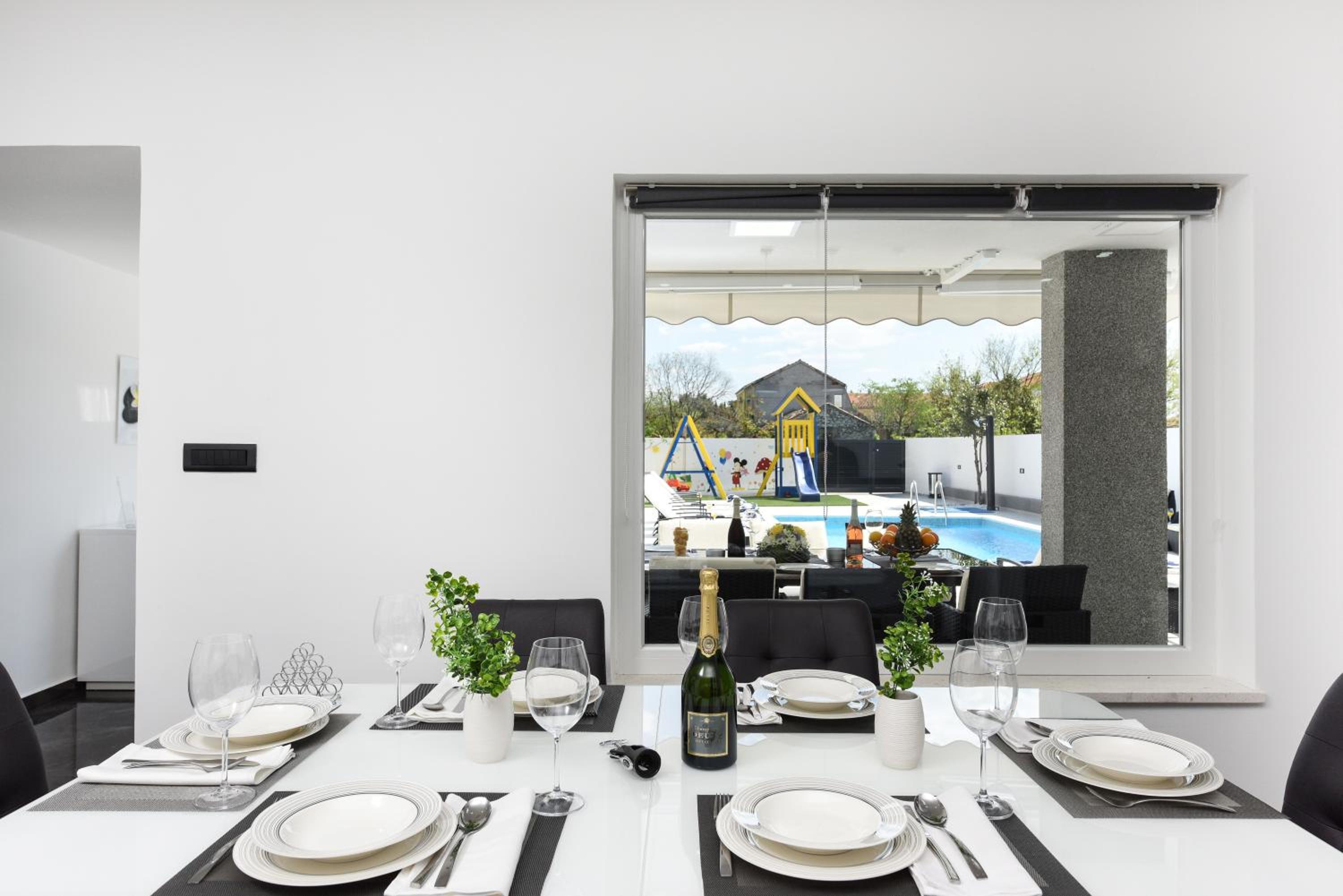 Villa Mare - with HEATED POOL view 5
