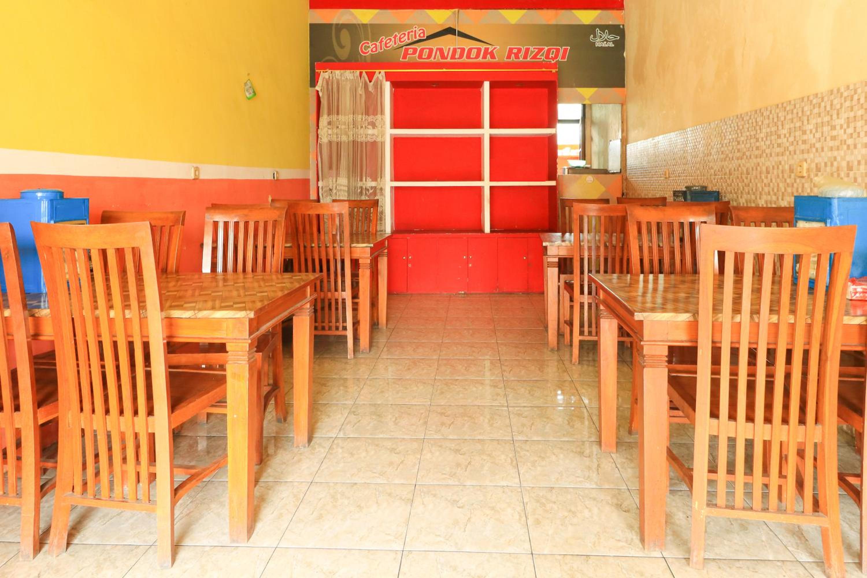 RedDoorz Syariah near T1 Juanda Airport 2