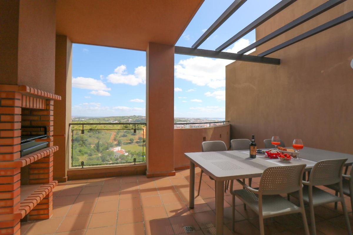 Hotel Pool and Sea View Apartment - Image 1