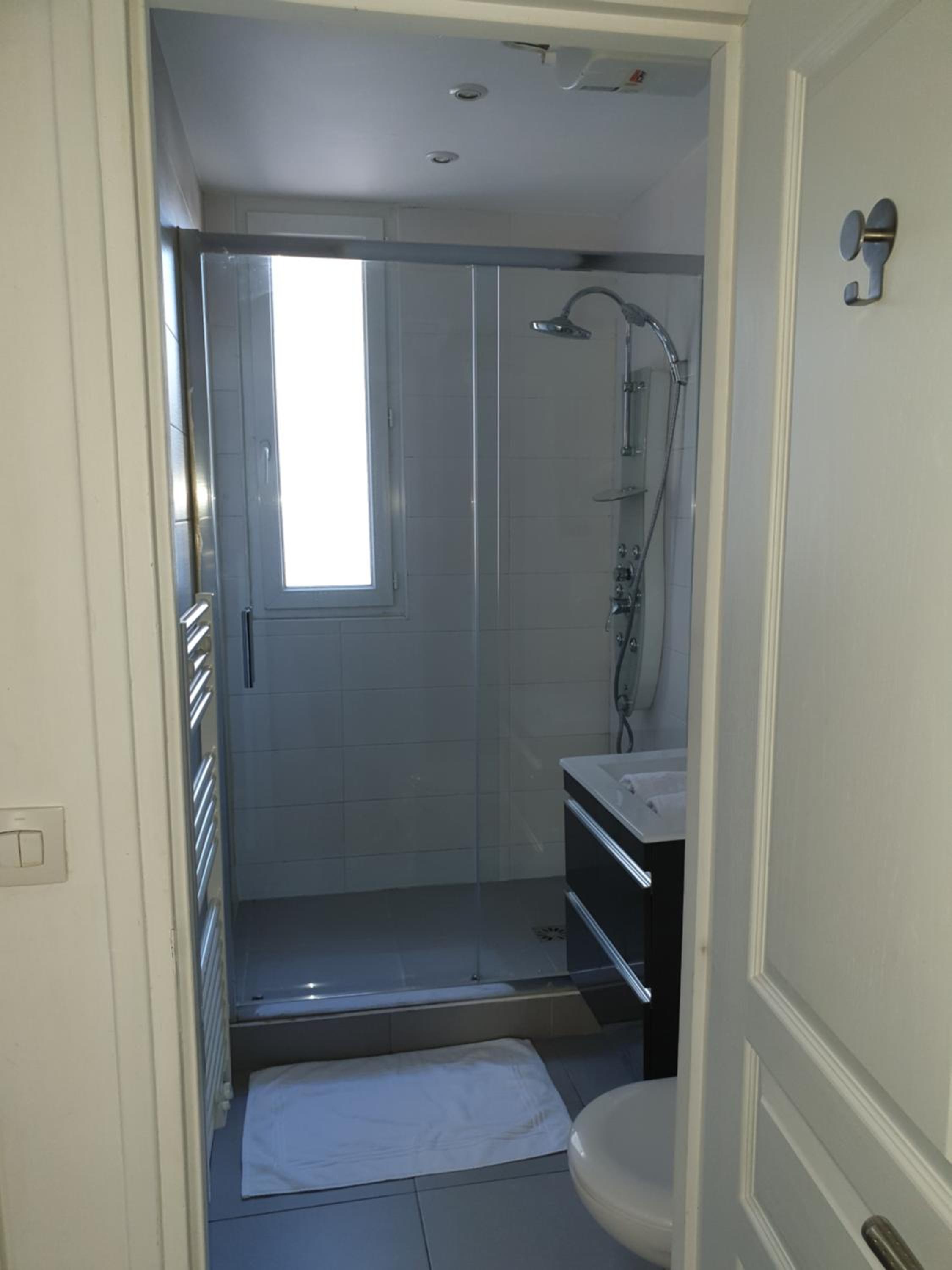 Beautiful Lincoln Apartment