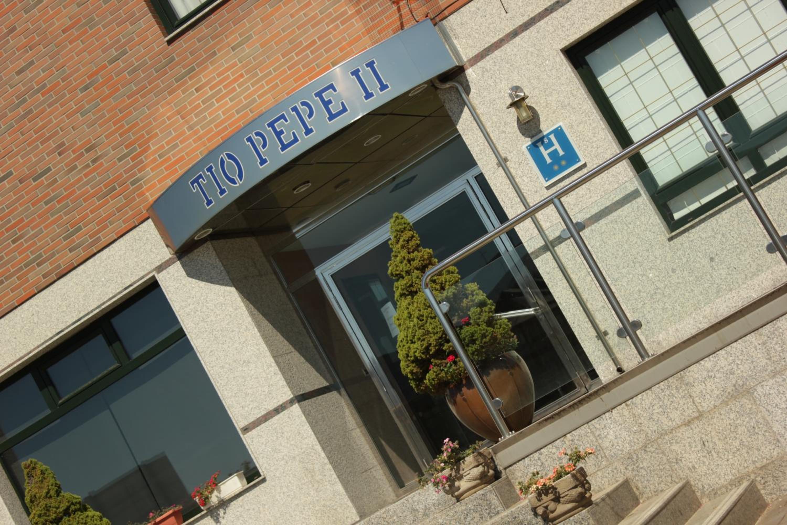 Hostal Tio Pepe II en Bembibre — building