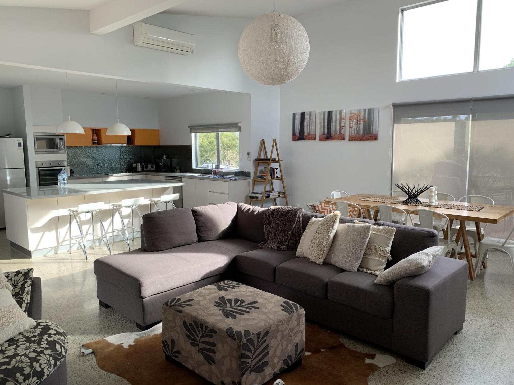Damais - 4 king or 8 single beds WiFi, Netflix, Alexa, pet friendly