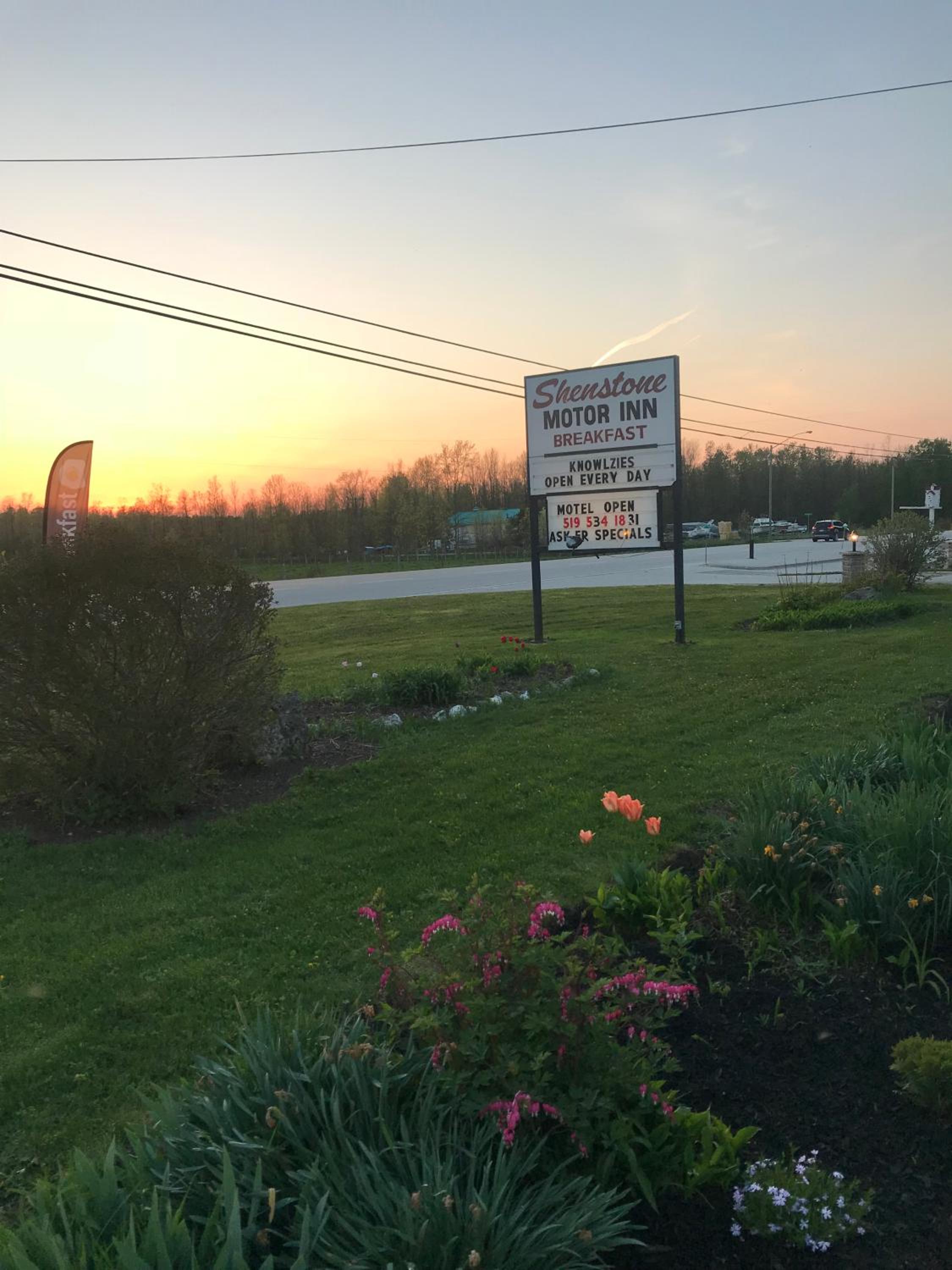 Shenstone Motor Inn
