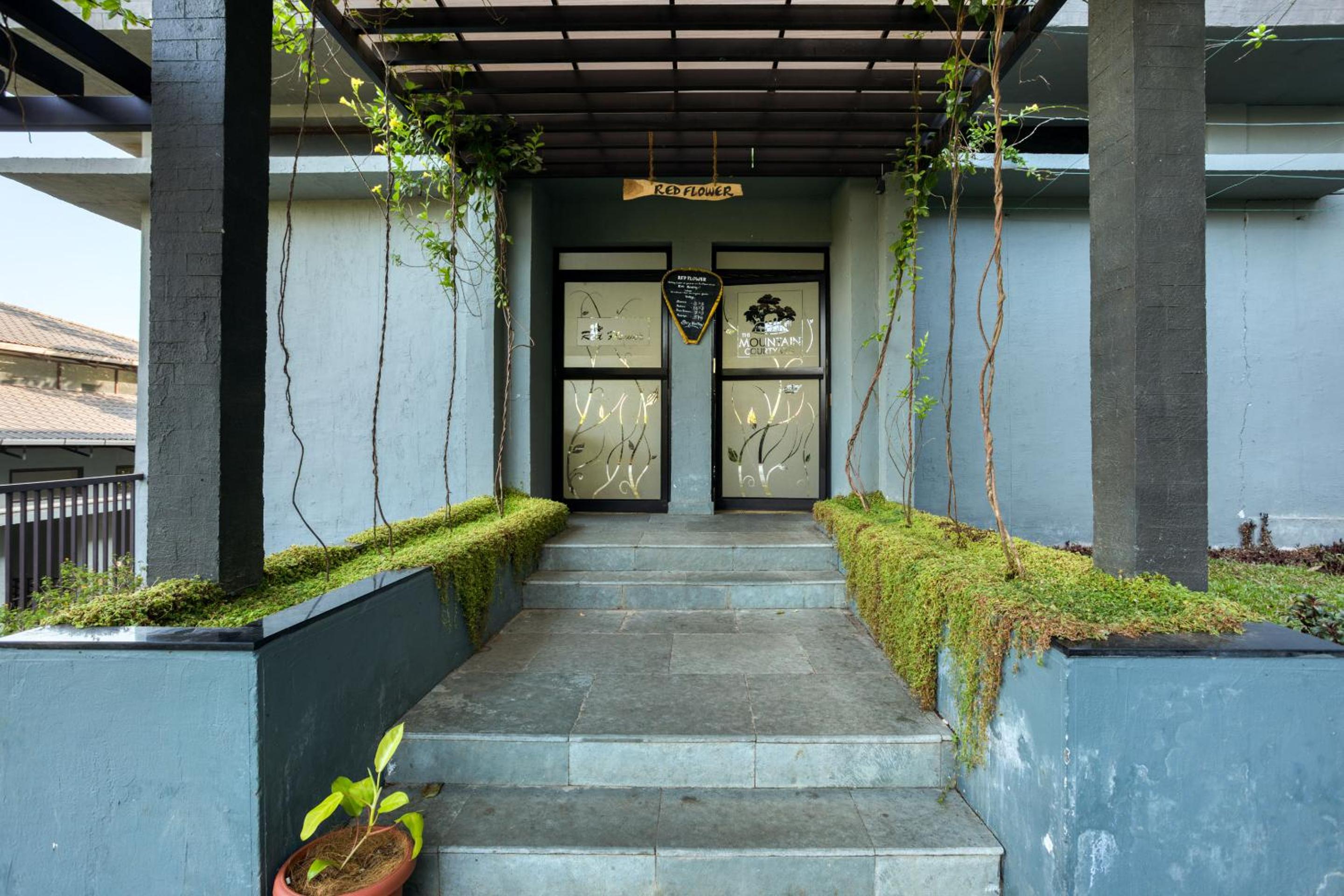 The Mountain Courtyard Thekkady