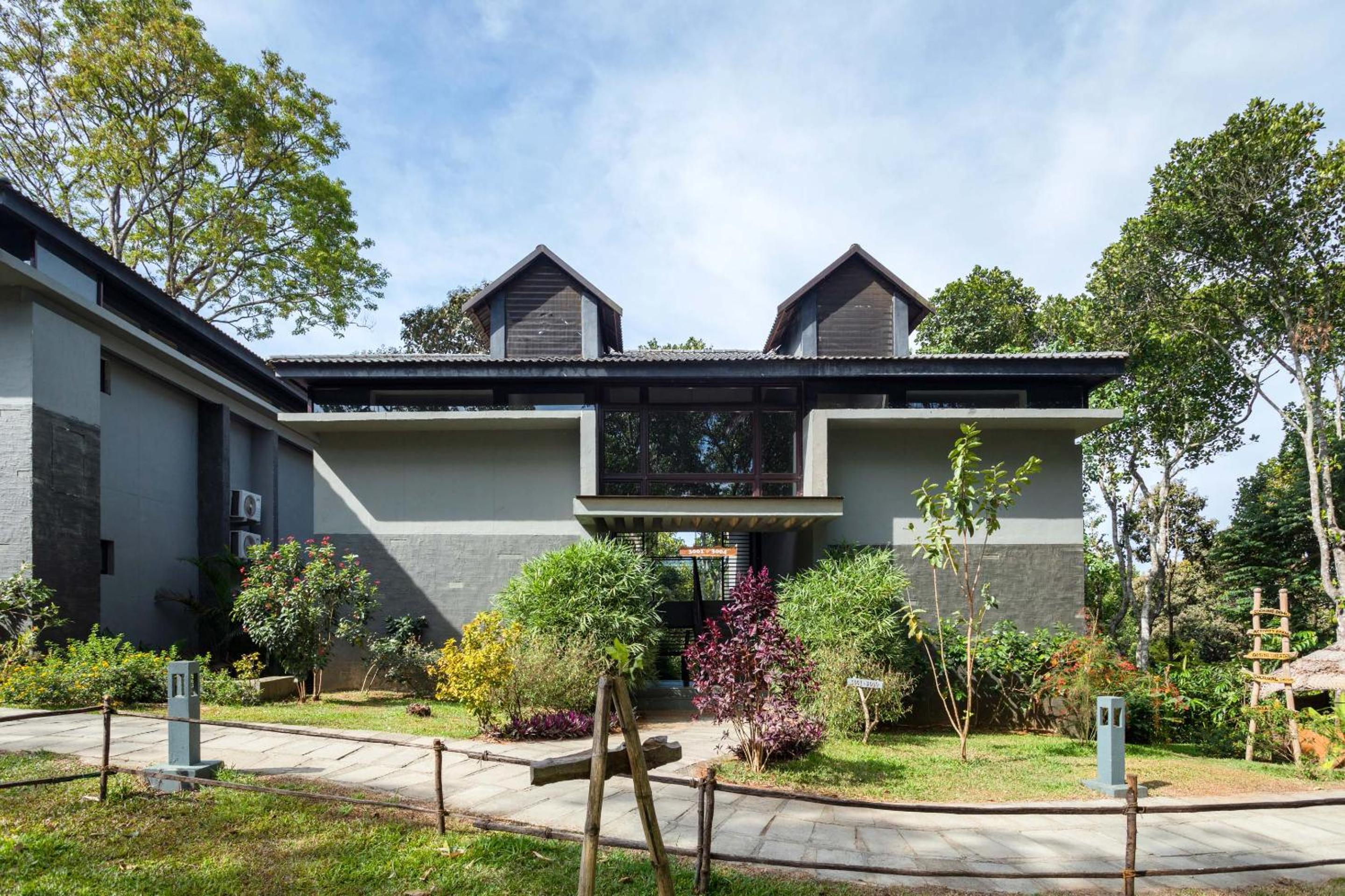 The Mountain Courtyard Thekkady