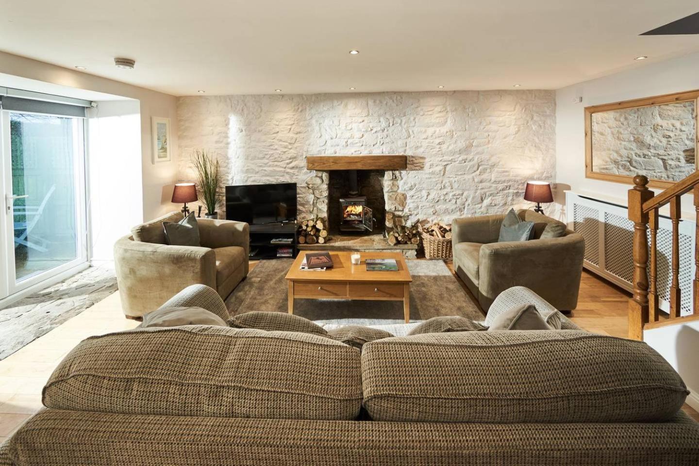 Stuc an t Sagairt Cottage , Loch Lomond view 2