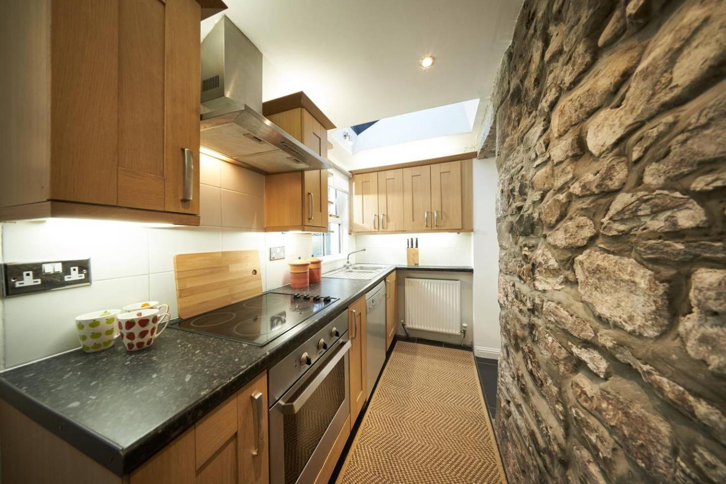 Stuc an t Sagairt Cottage , Loch Lomond view 3
