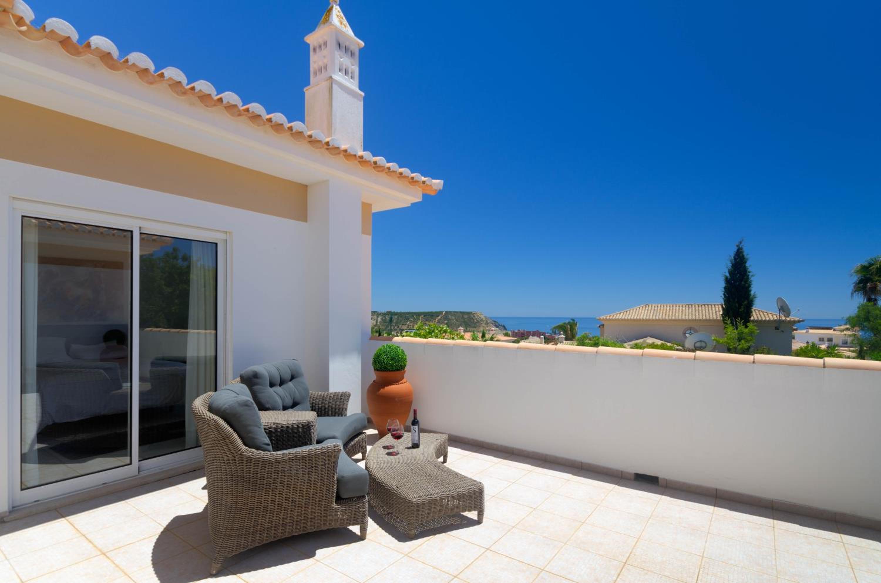Villa Montanha, 4 Bedroom Villa, with swimming pool, loungers and alfresco dining, 10 min walk to the beautiful Praia da Luz Beach, Shops, Bars and Restaur view 3