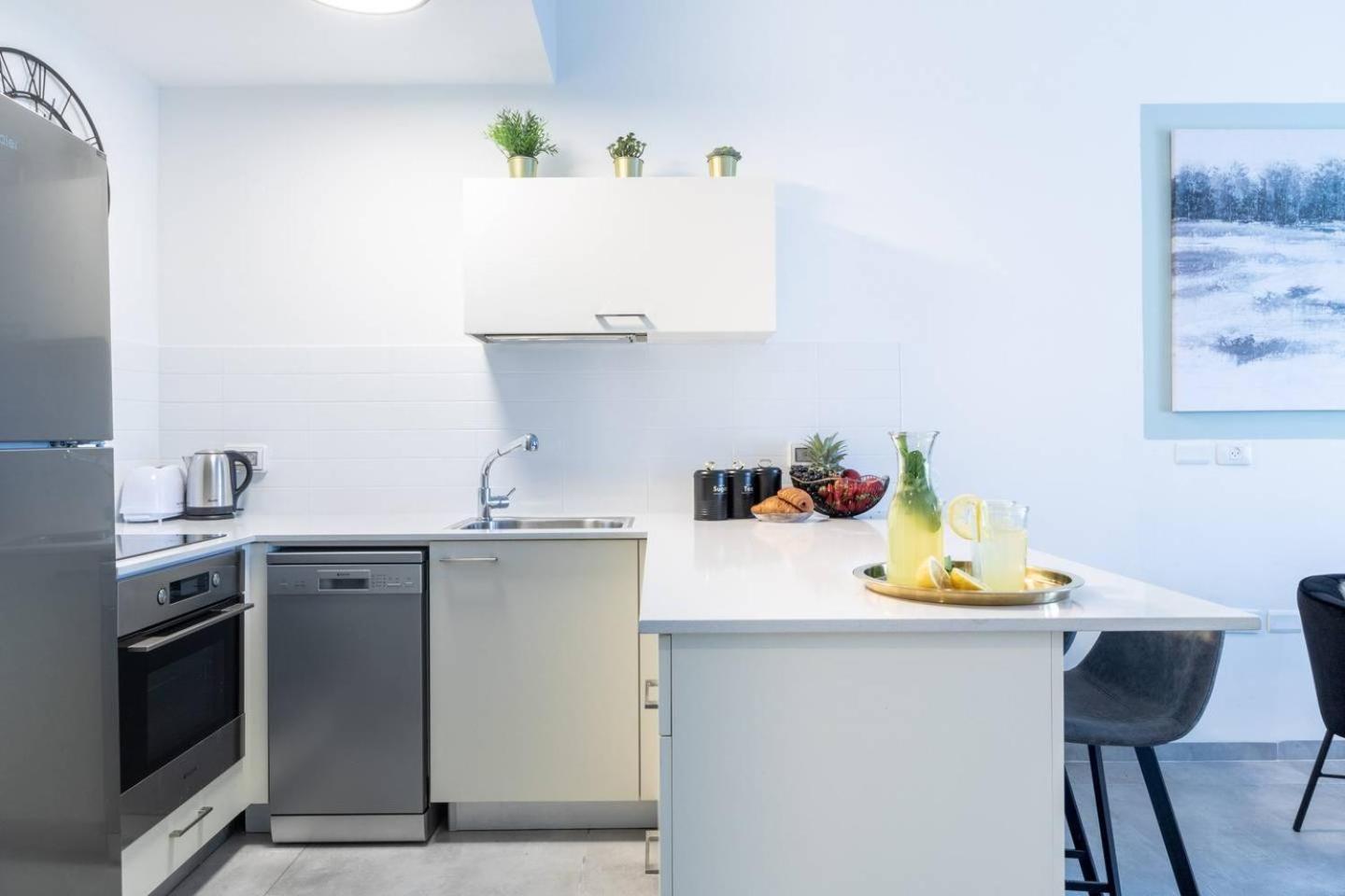 Beautiful 1 bedroom in great central area view 3