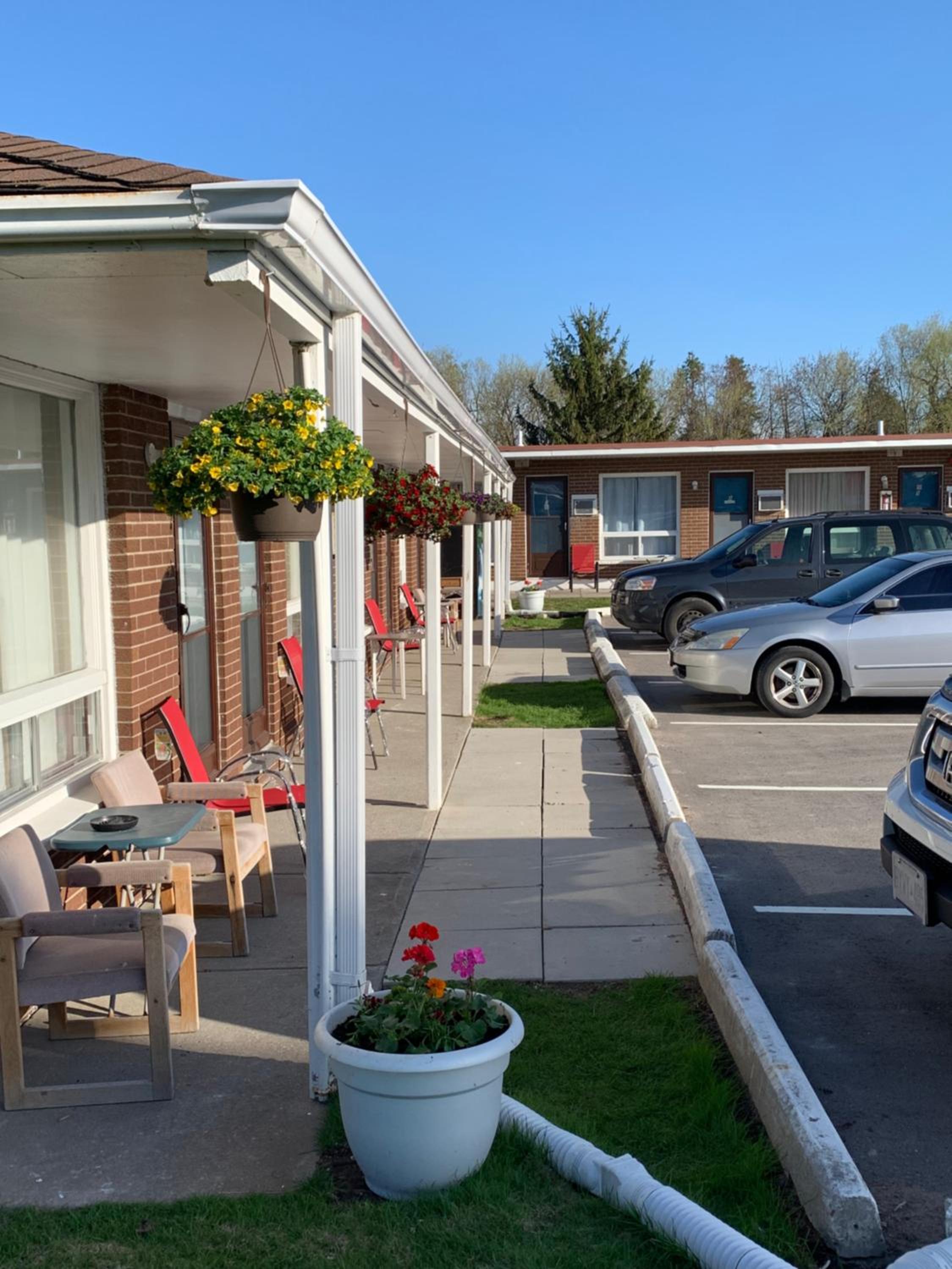 Twin Oaks Motel