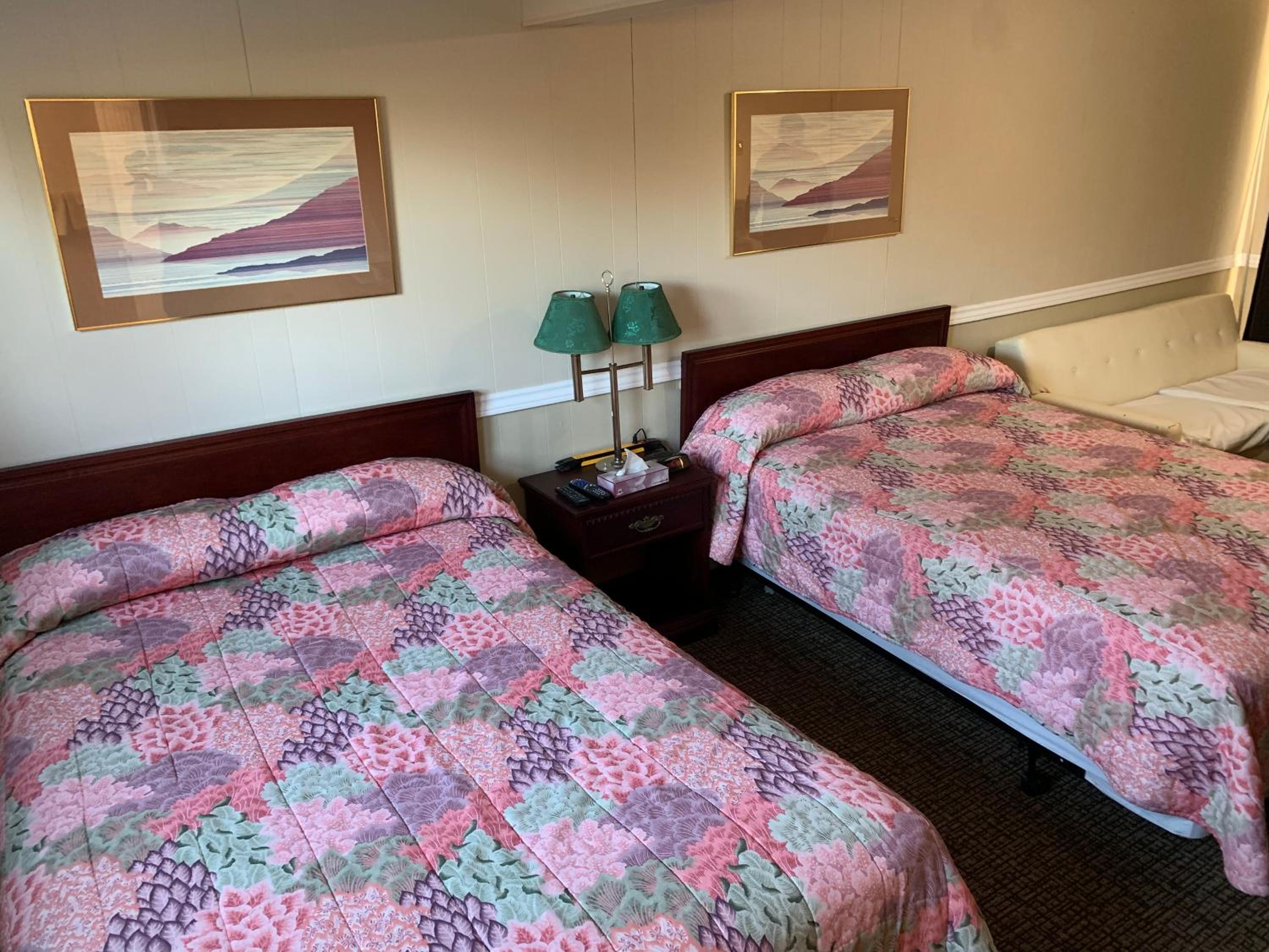 Twin Oaks Motel