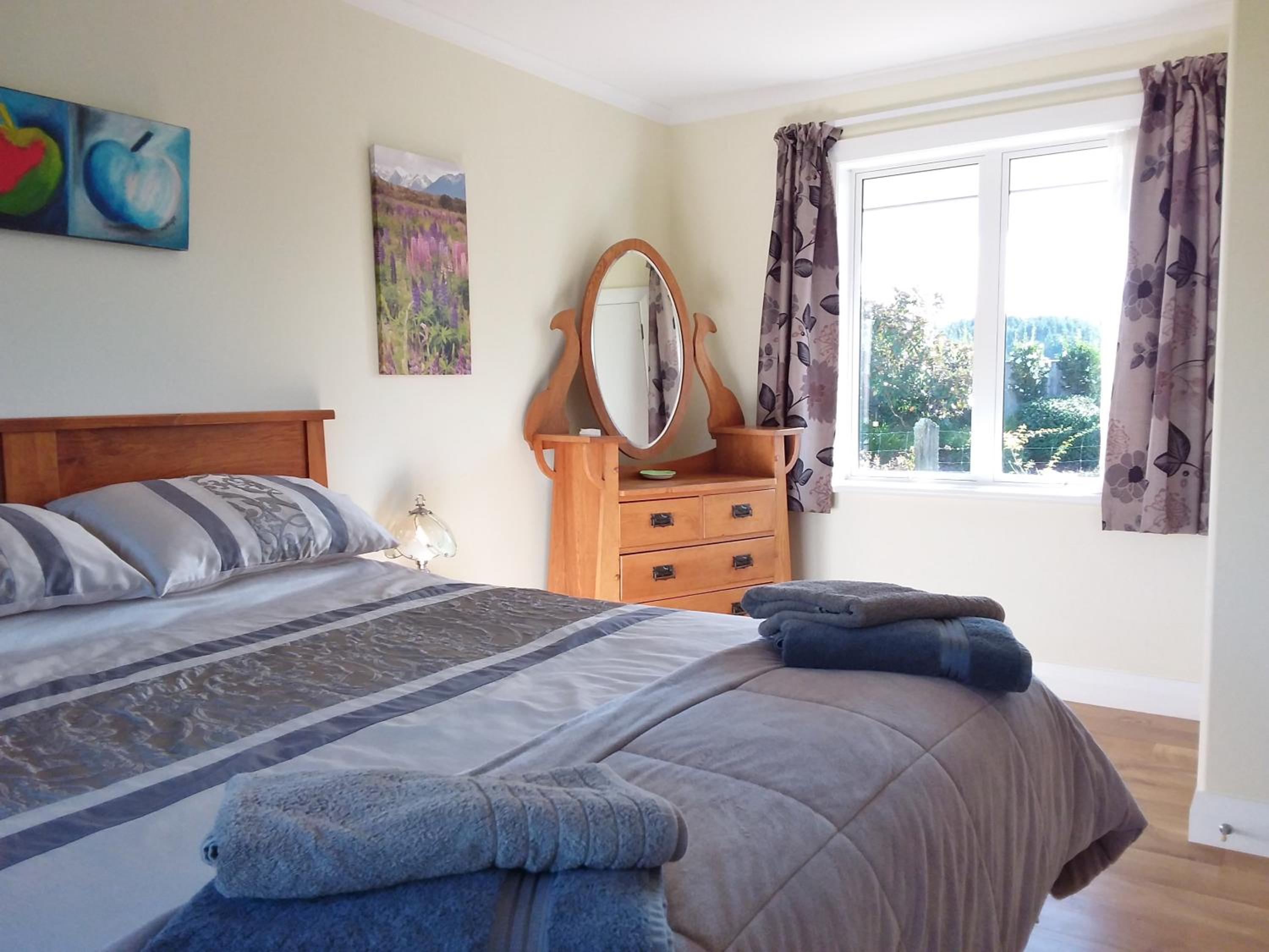 Golden Hills Farm Cottage with Swimming Pool view 4