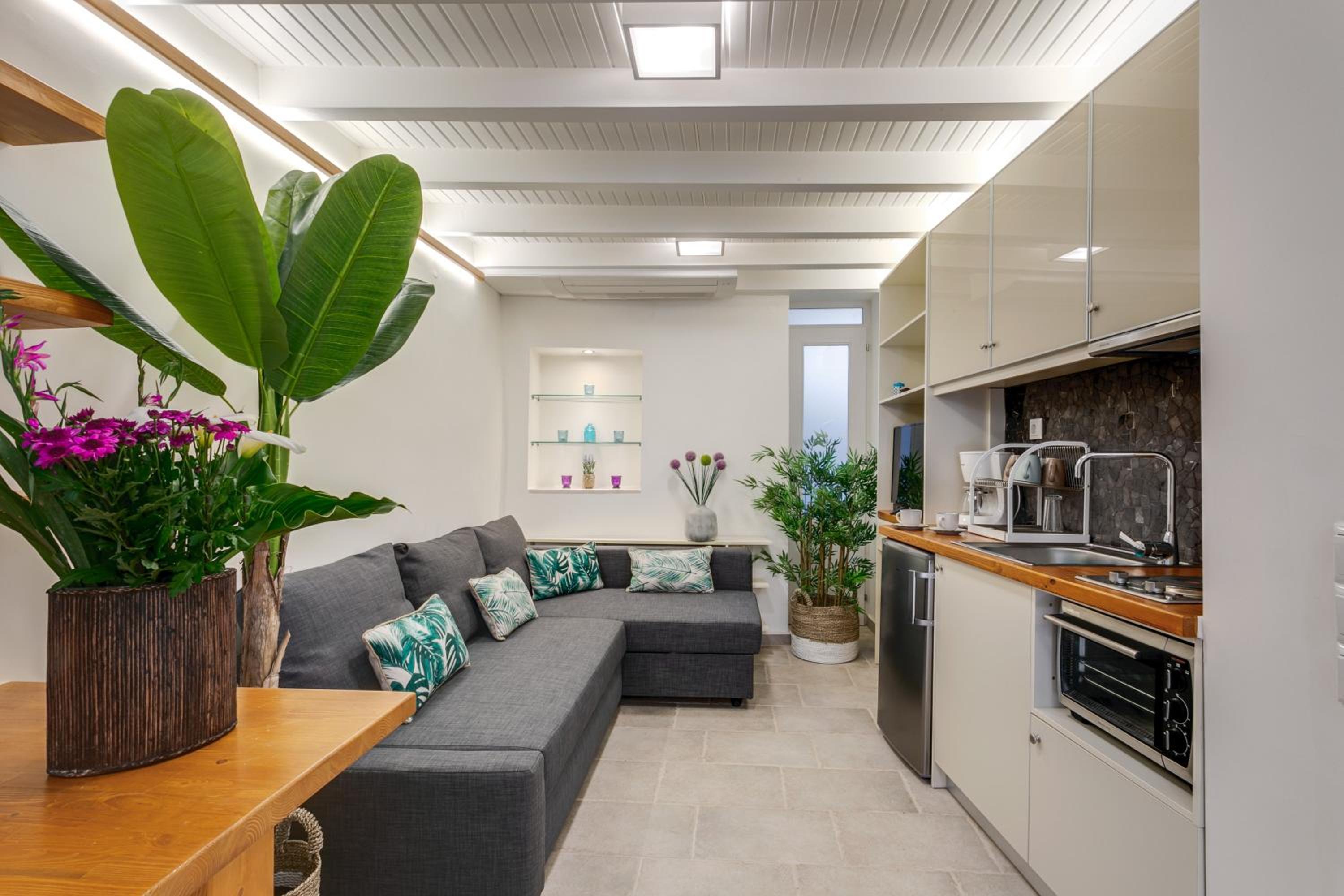 La Barchetta Old Town Home with Seaview