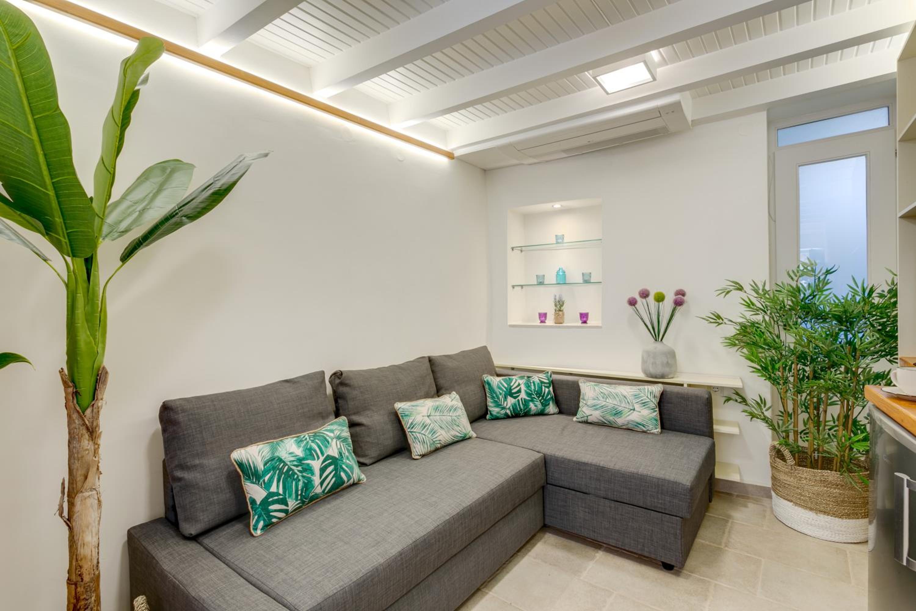 La Barchetta Old Town Home with Seaview