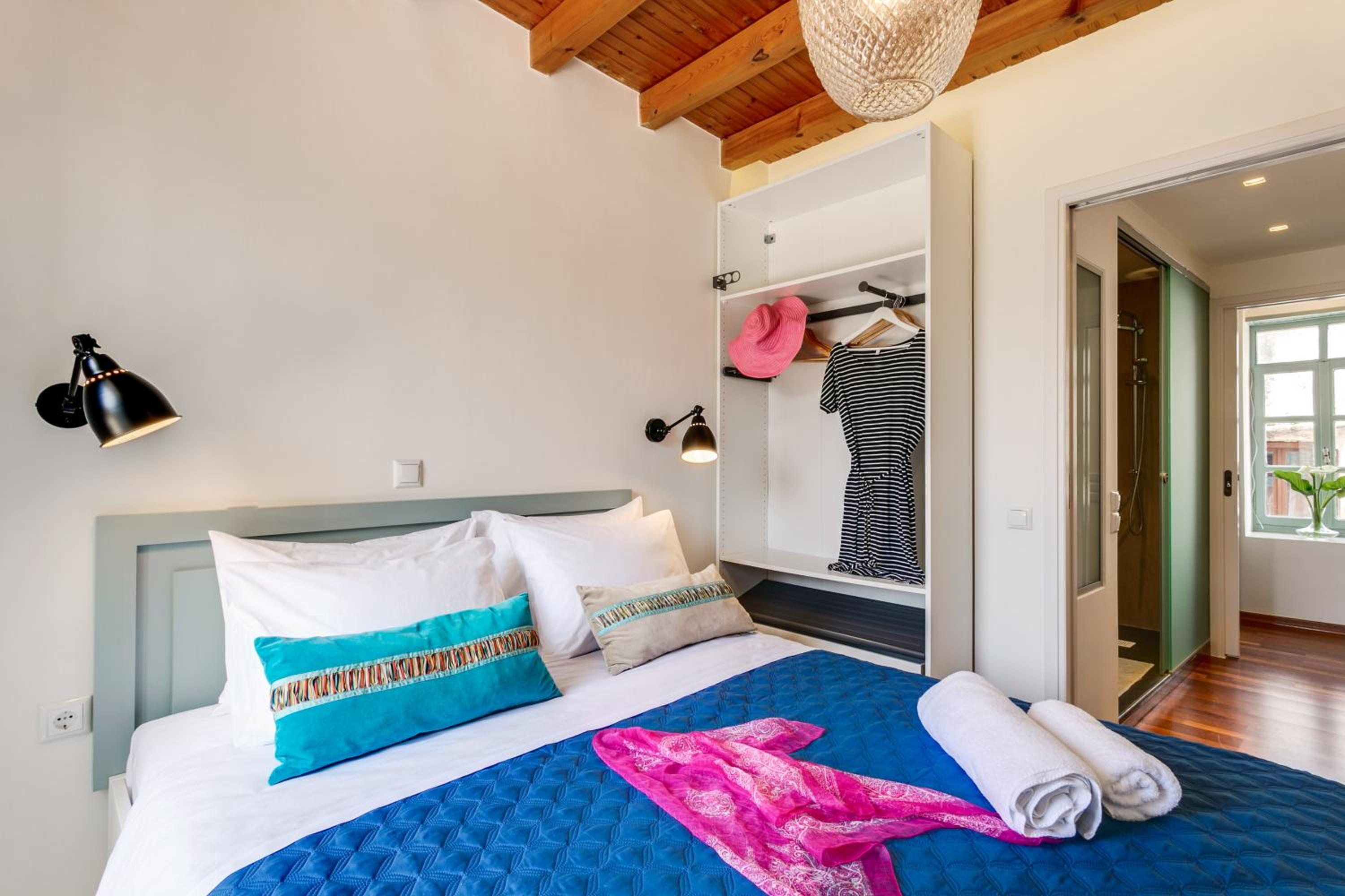 La Barchetta Old Town Home with Seaview