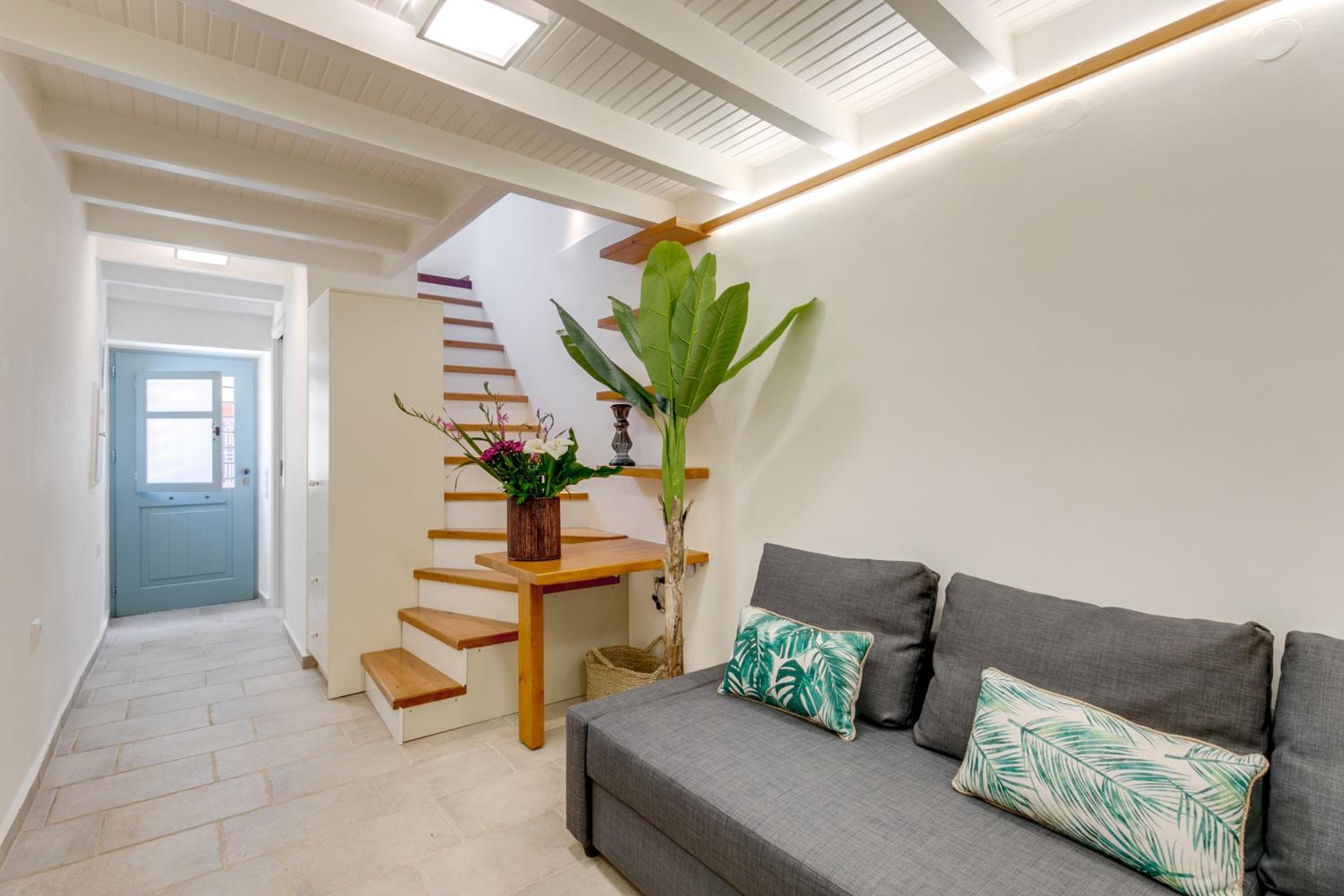 La Barchetta Old Town Home with Seaview