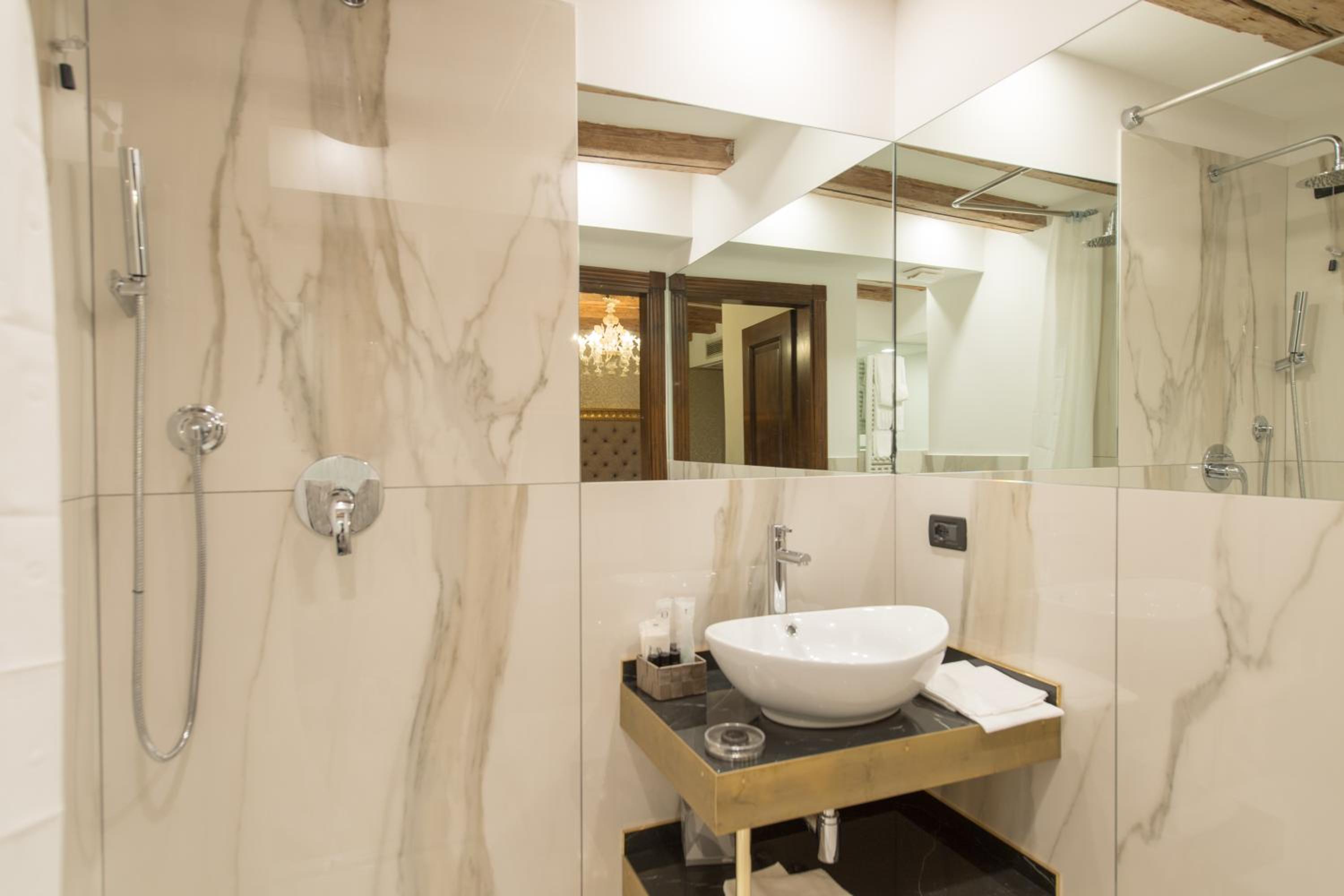 Palazzo Bembo - Exclusive Accommodation en Venice — bathroom