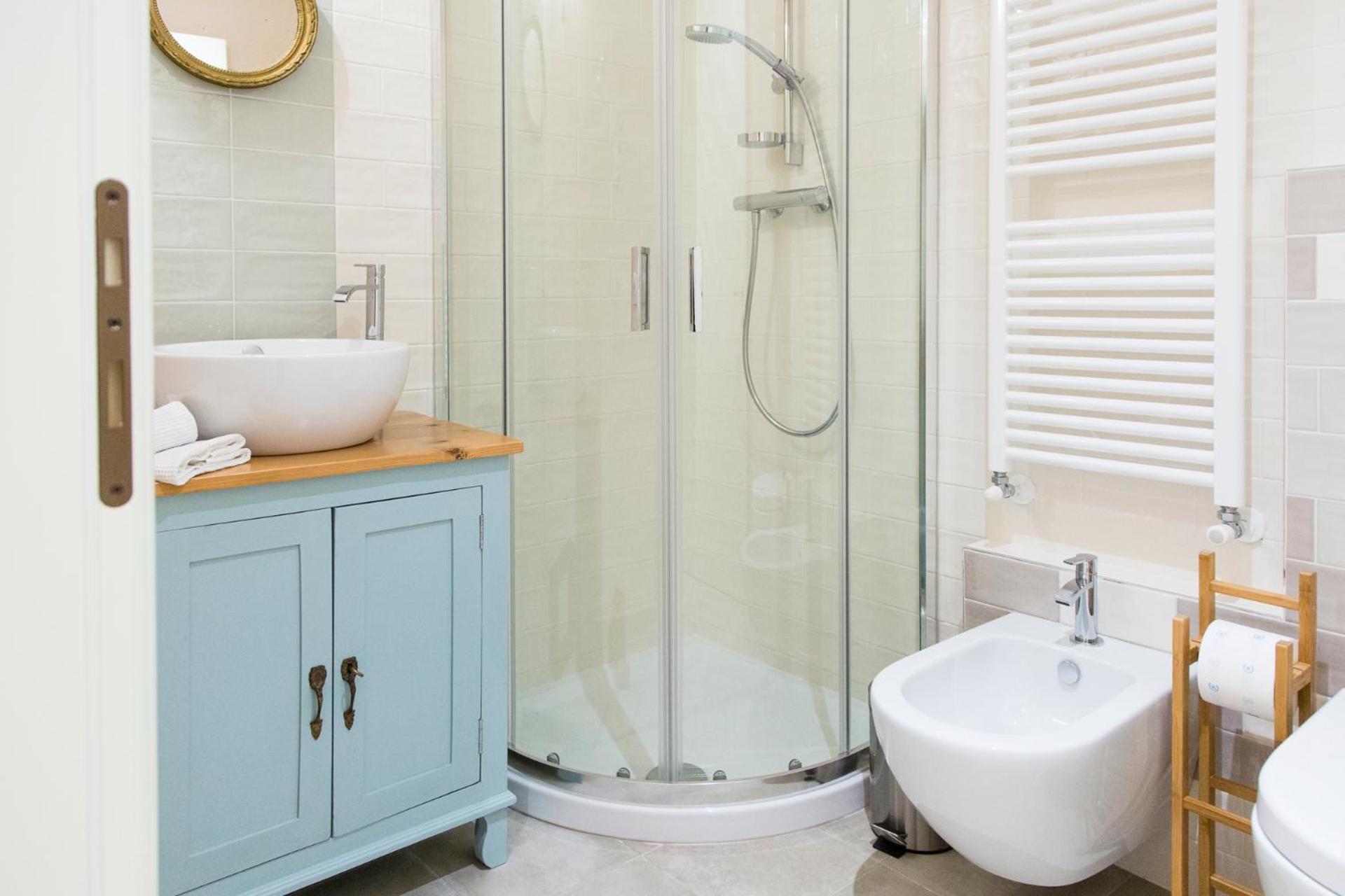 Il Battello en Cesenatico — bathroom