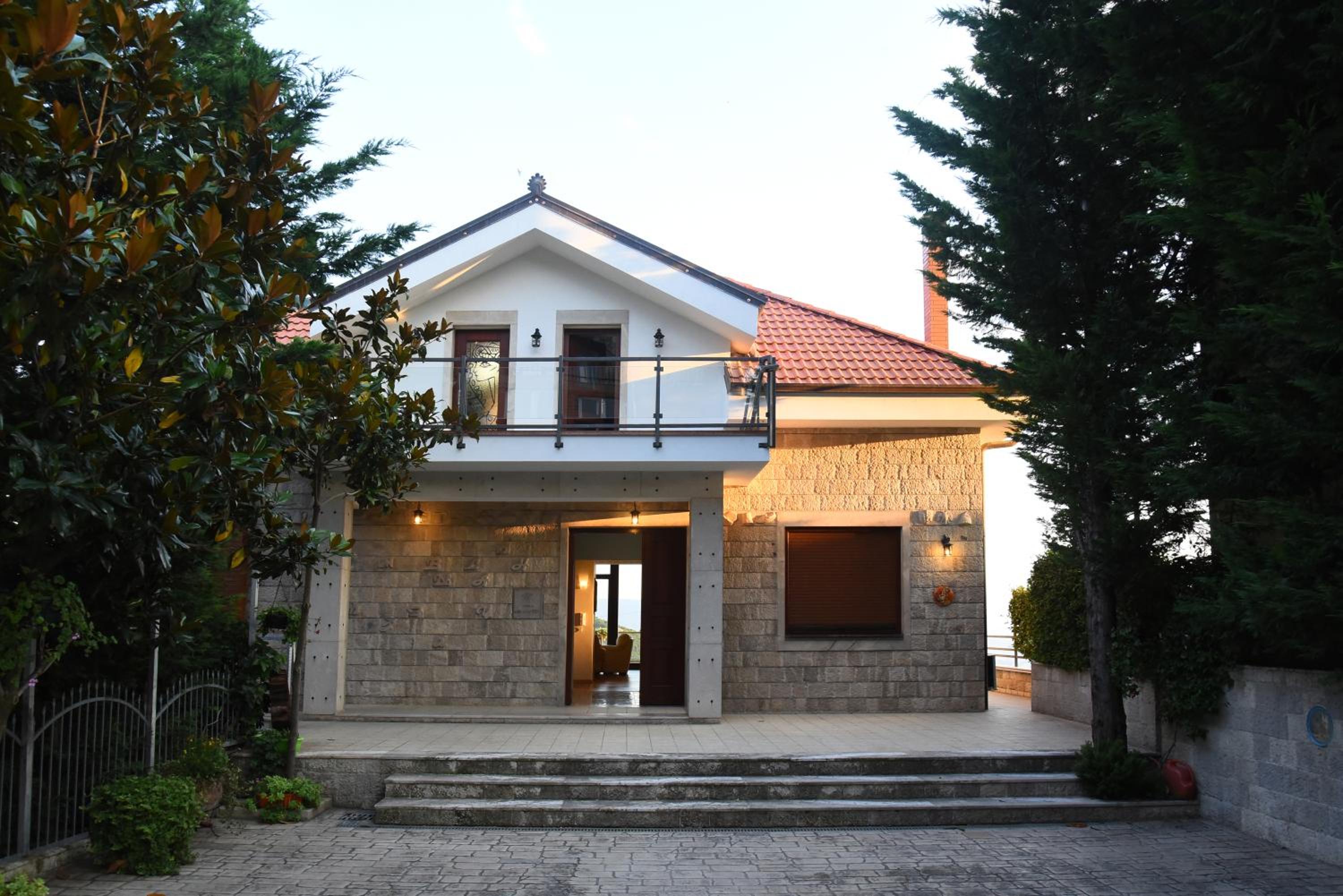 #IoniaHouse Surrel Villa