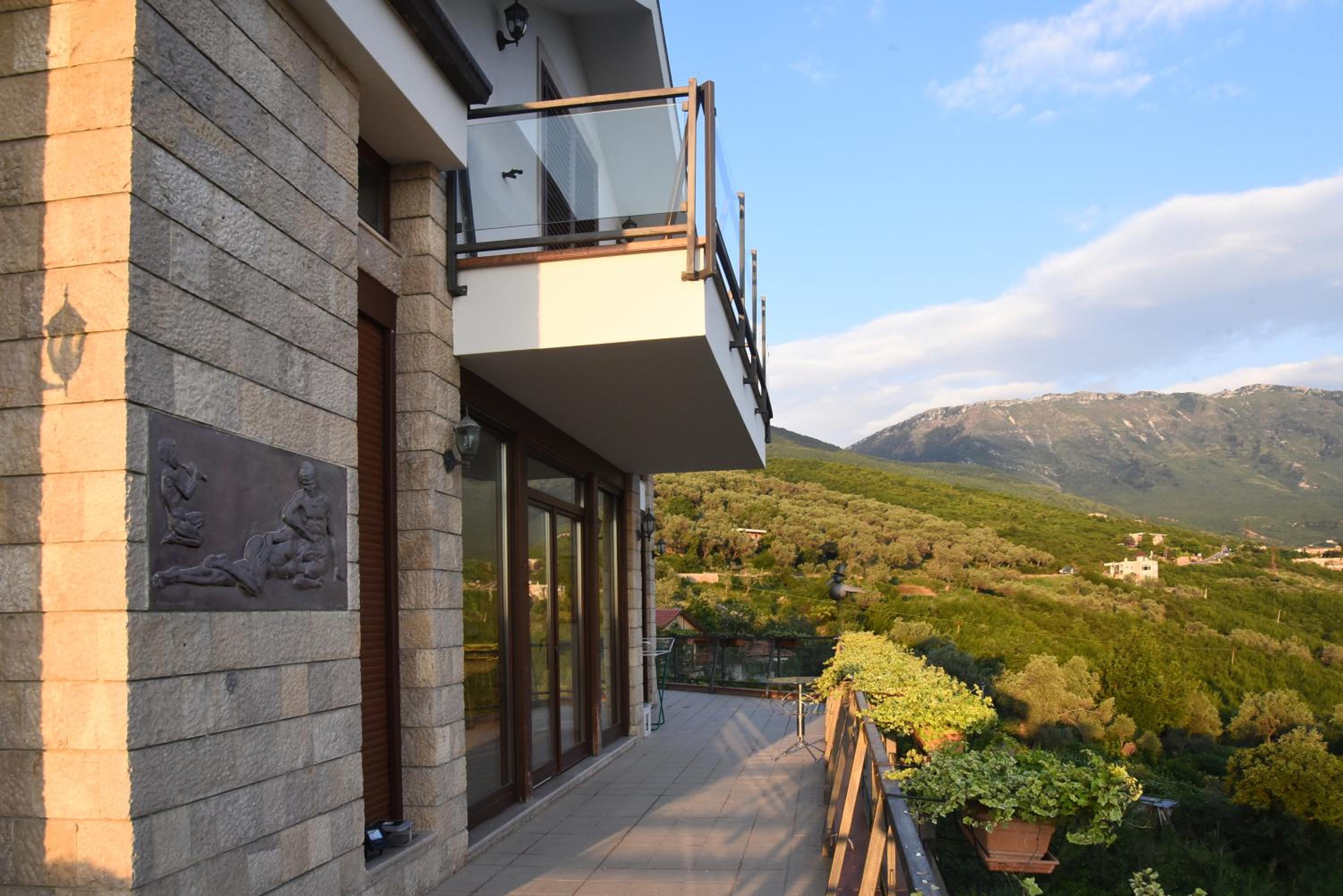 #IoniaHouse Surrel Villa