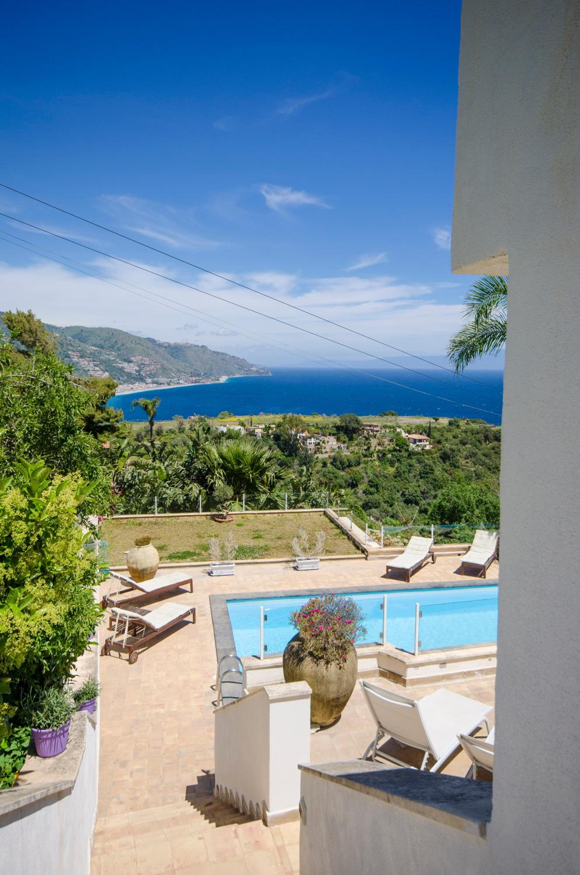 Luxury Taorum villa with spectacular sea views in Taormina