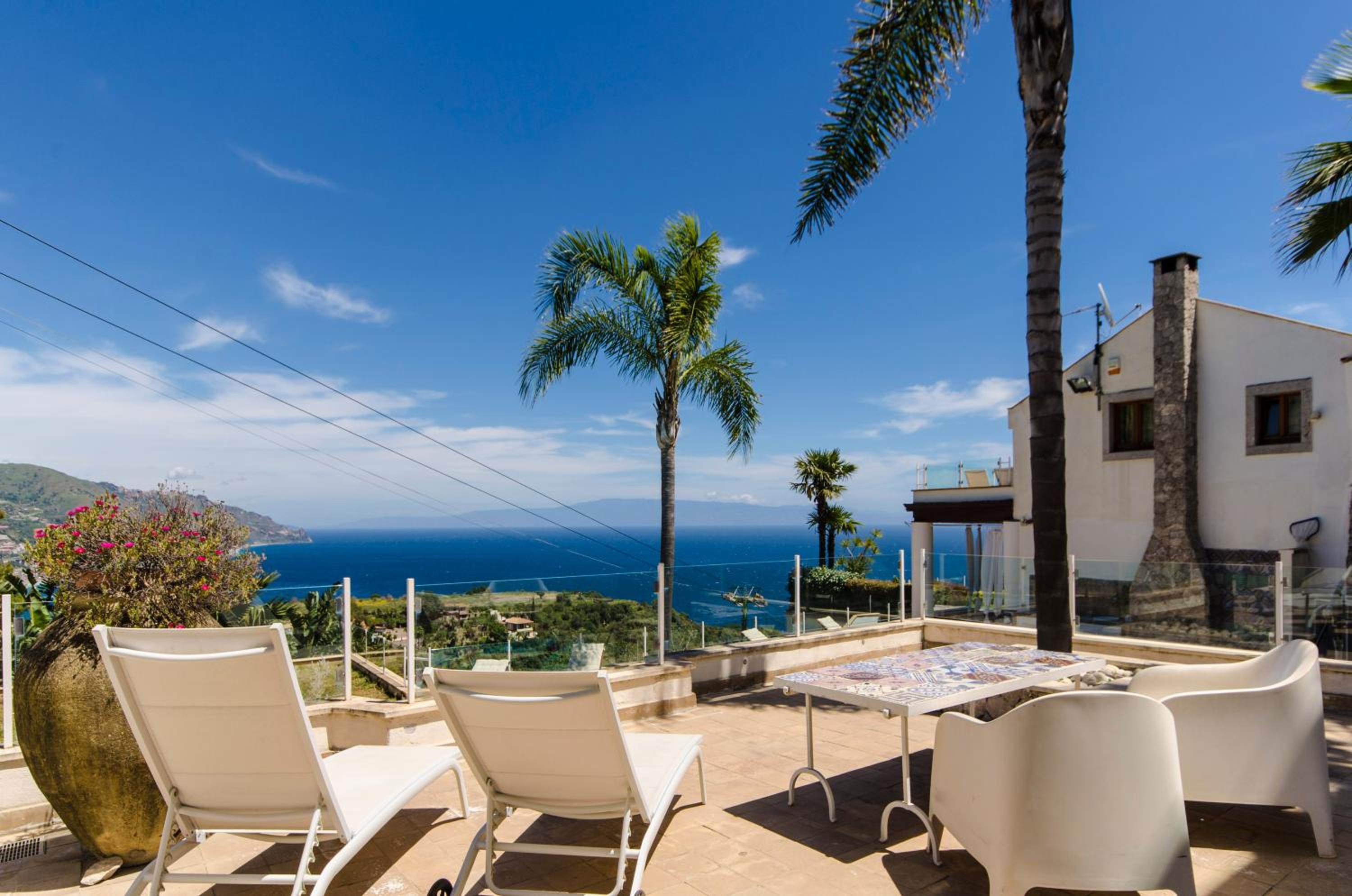 Luxury Taorum villa with spectacular sea views in Taormina