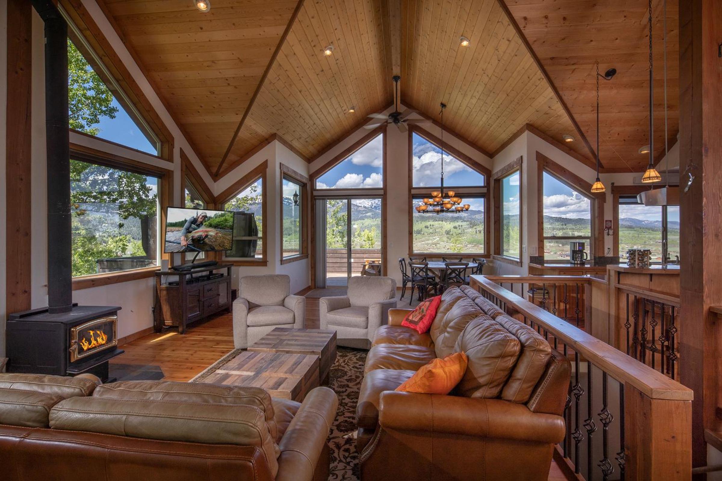 Alpine Recharge by KABINO Huge Views Hot tub Garage PS3 WiFi Loft view 3
