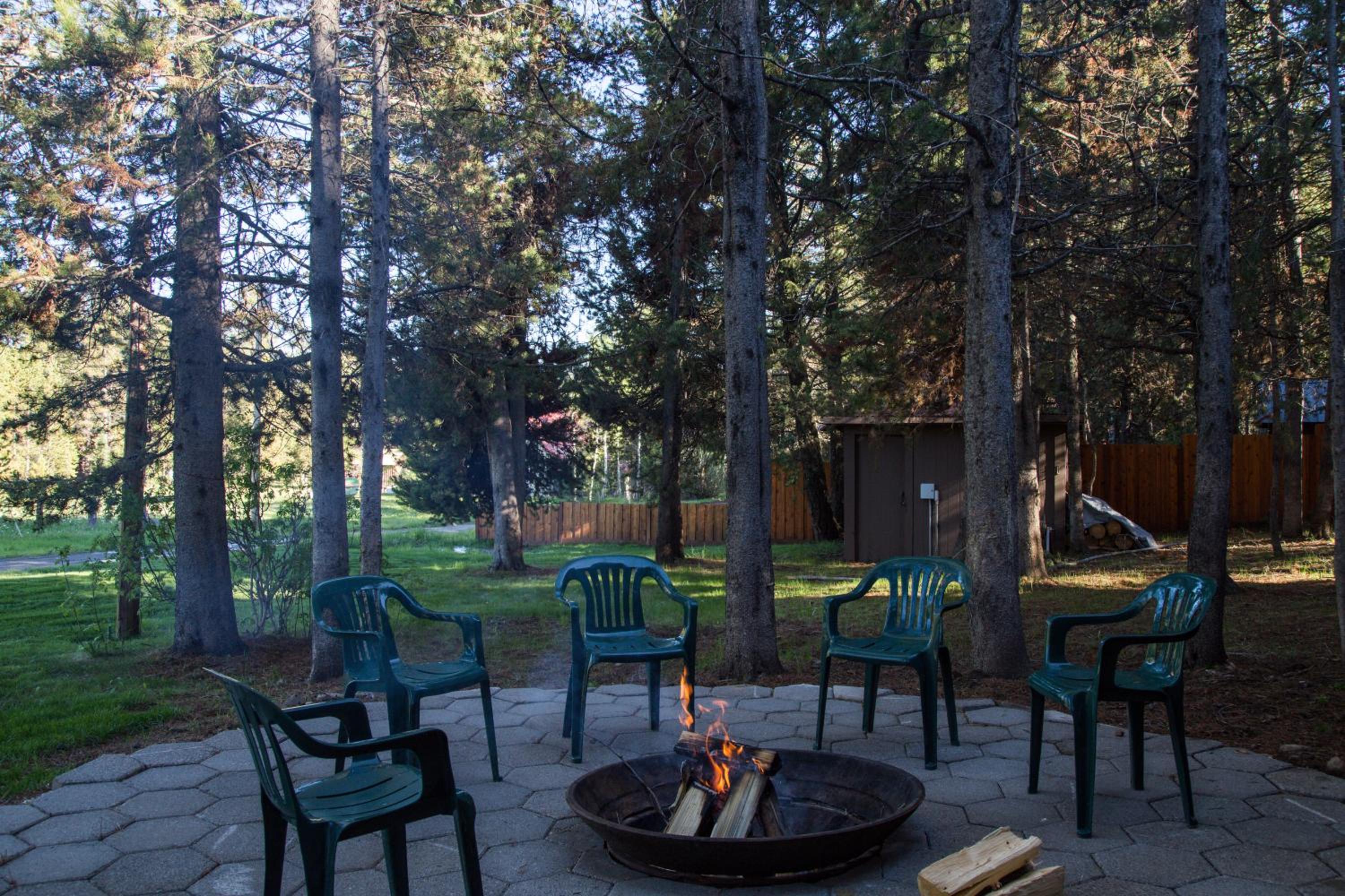 Lumberjack Lodge by KABINO Hot Tub Fire Pit Satellite WiFi Grill Large Porch