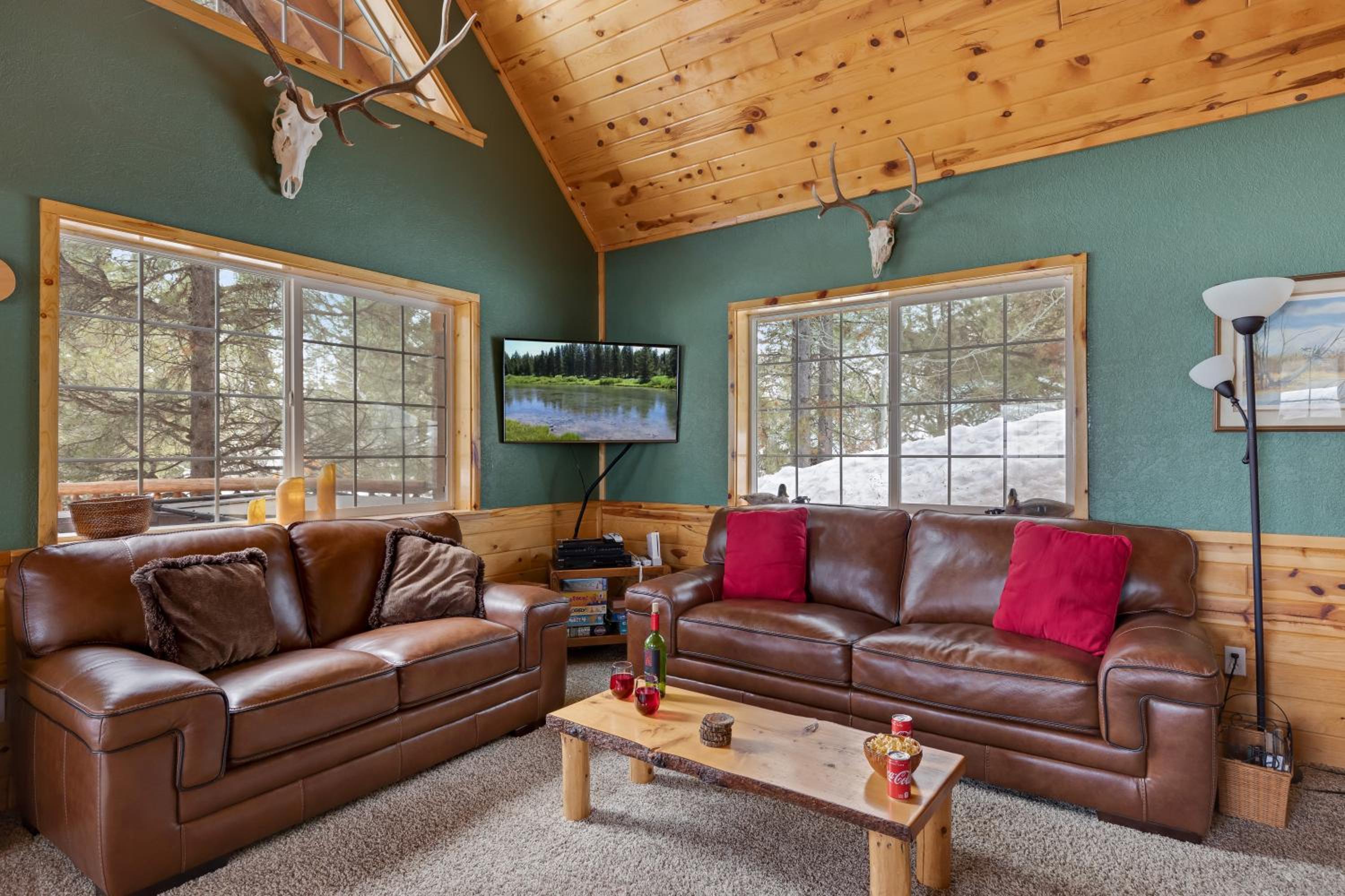 Trappers Chalet by KABINO Luxury Mountain Lodge Hot Tub Close to Yellowstone and Harriman Park Grill WiFi