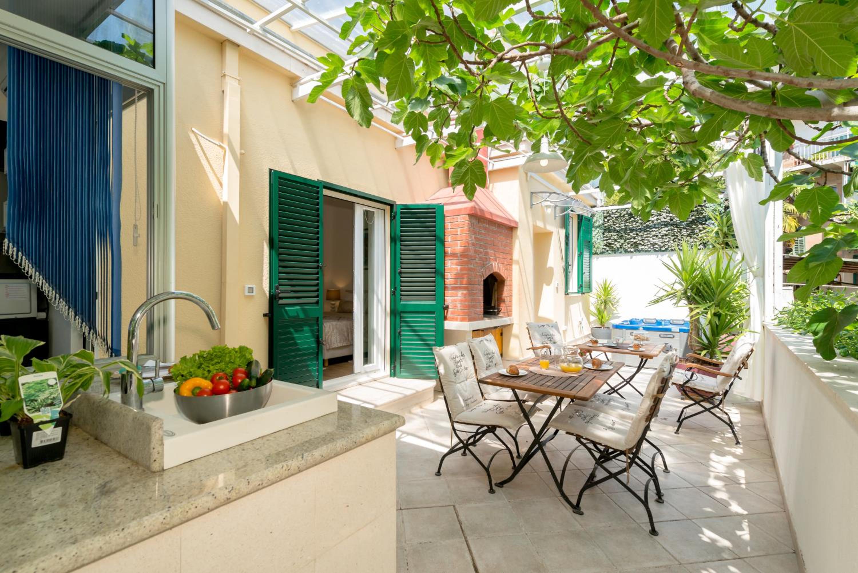 Villa Corona Split view 5