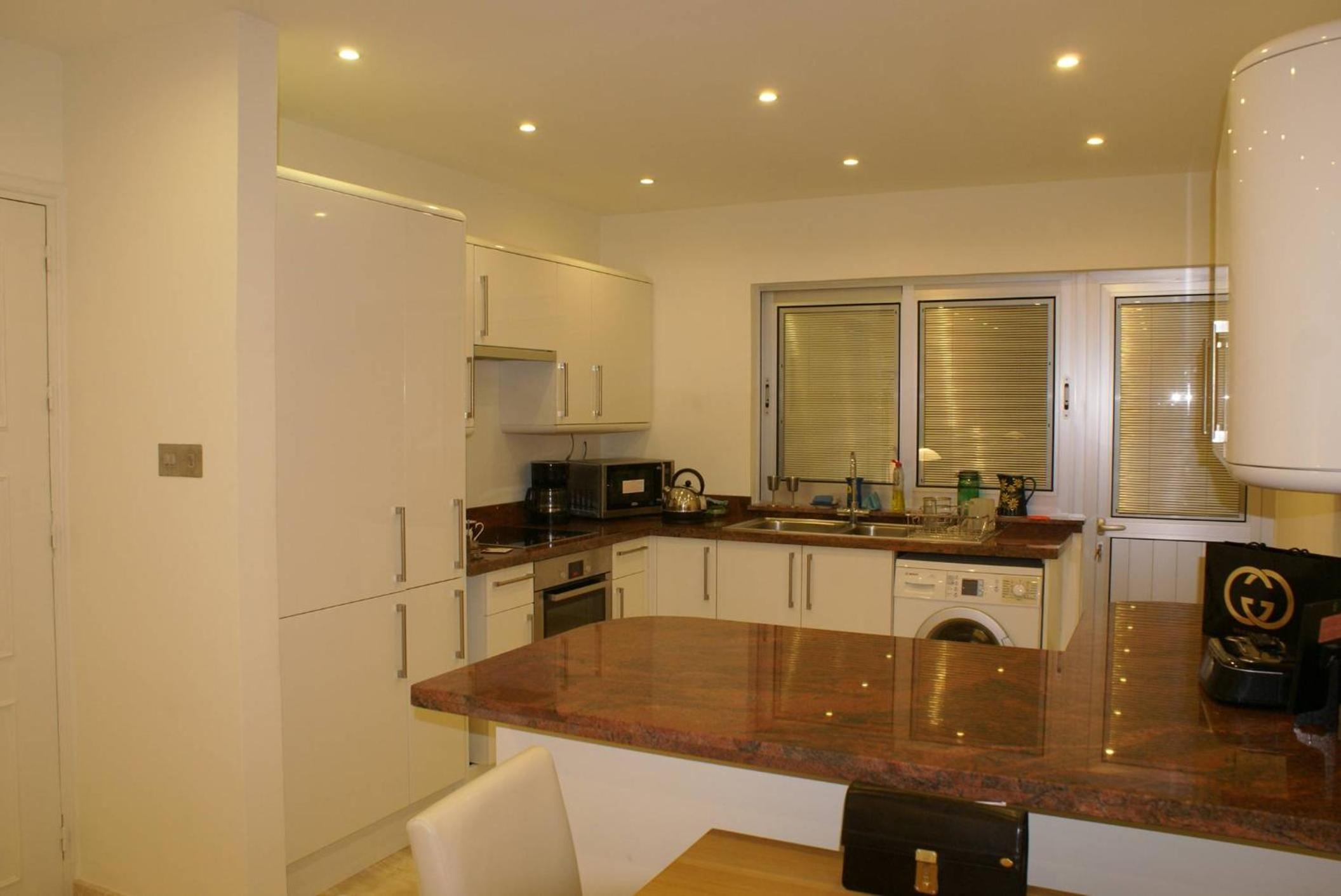 Amathusia beach apartment