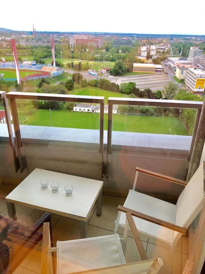 Juls Apartment next to football and hockey stadium view 3