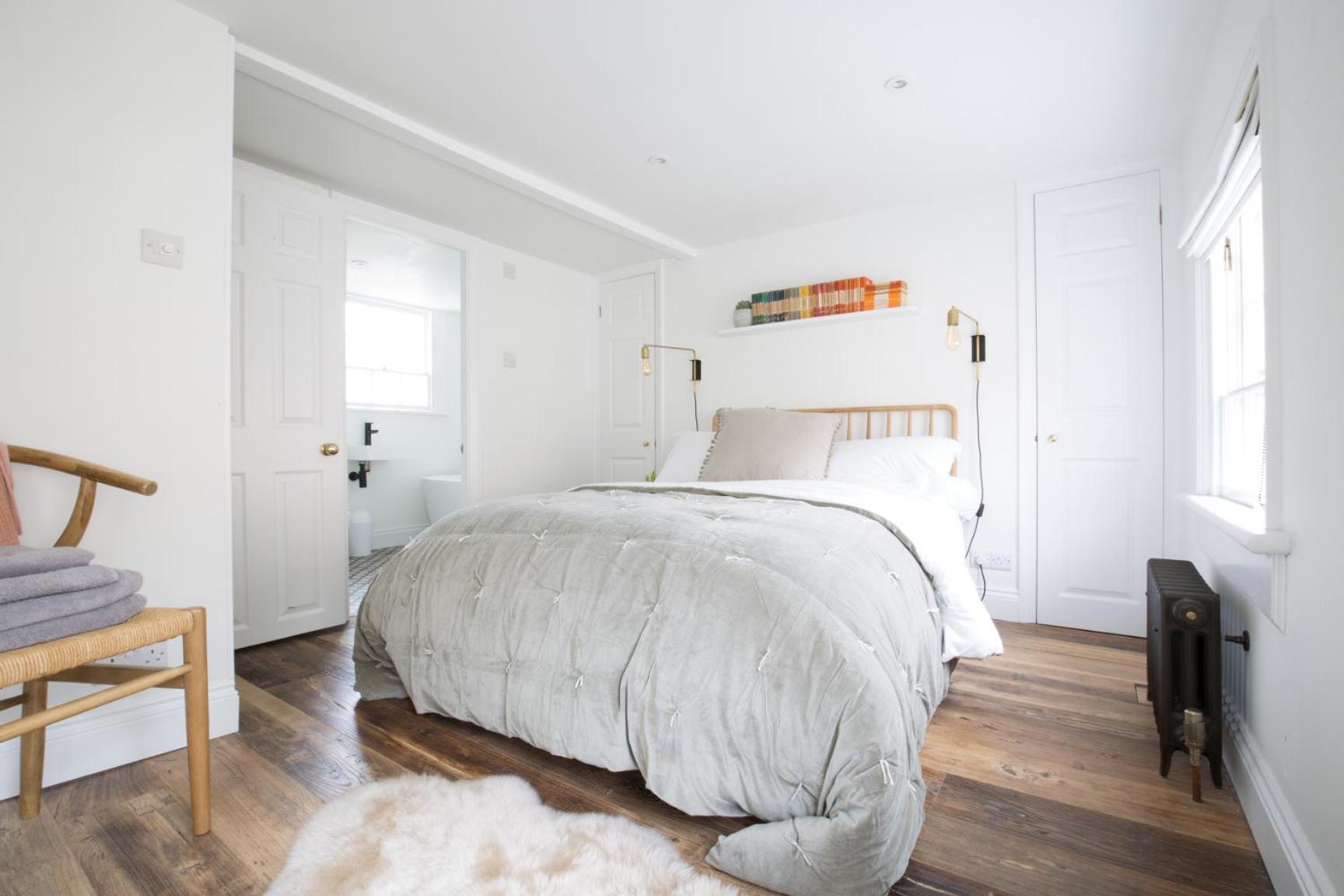 Central Georgian Townhouse with Free Parking view 2