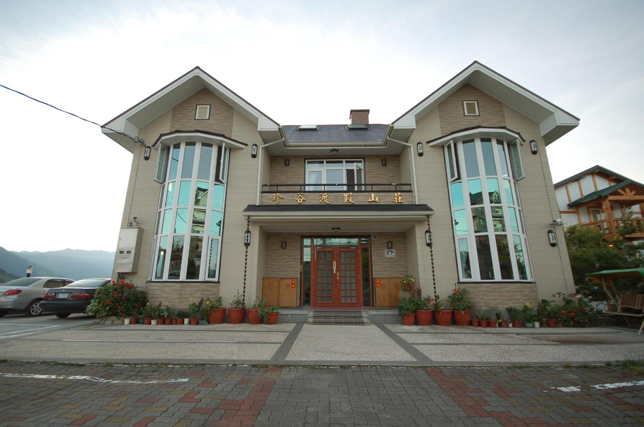 CIngjing Farm Jenku Villa view 2