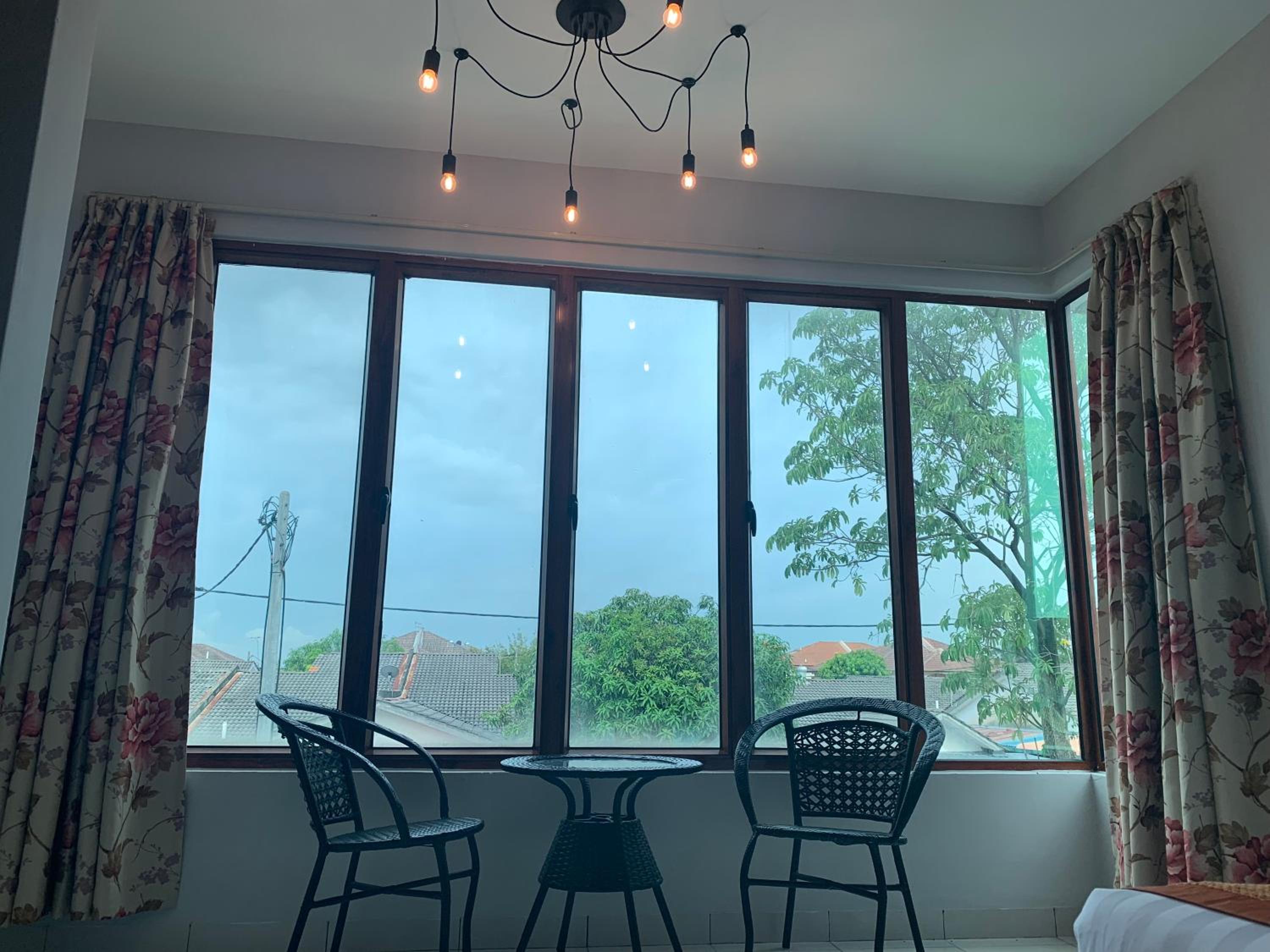 White House Homestay
