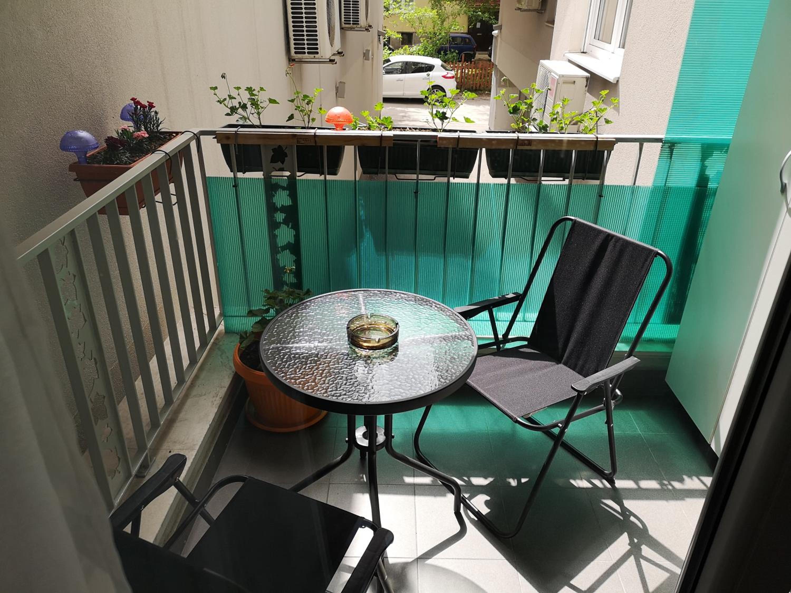 Quiet Apartment in City Center, Free Private Parking