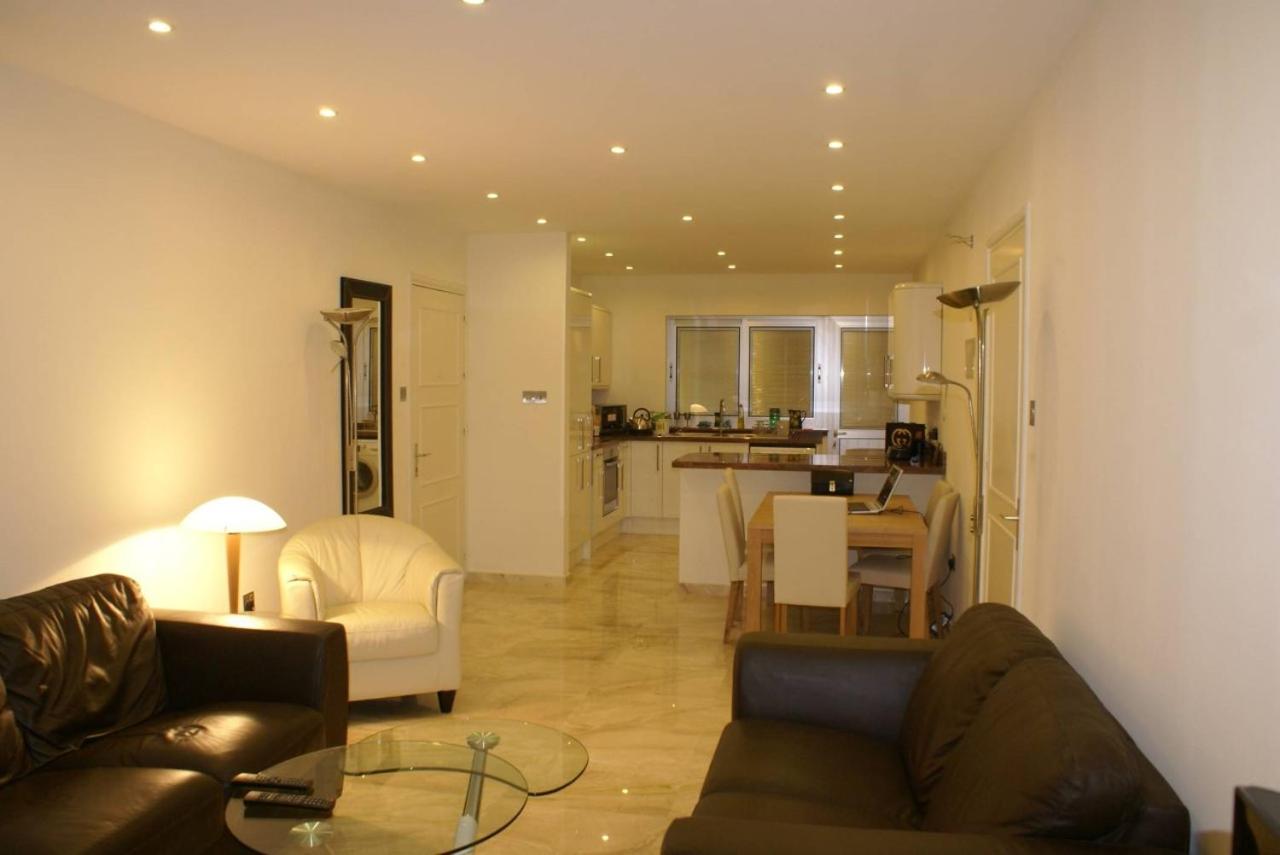 Amathusia beach apartment
