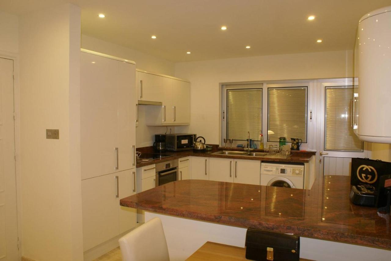 Amathusia beach apartment