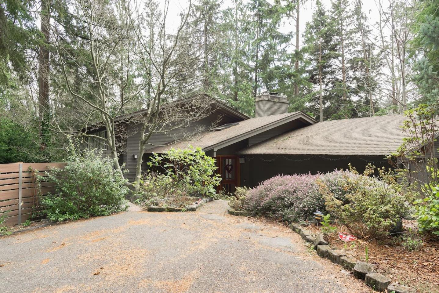Hotel Mercer Island Apartment in the Woods, Pets Allowed - Image 1