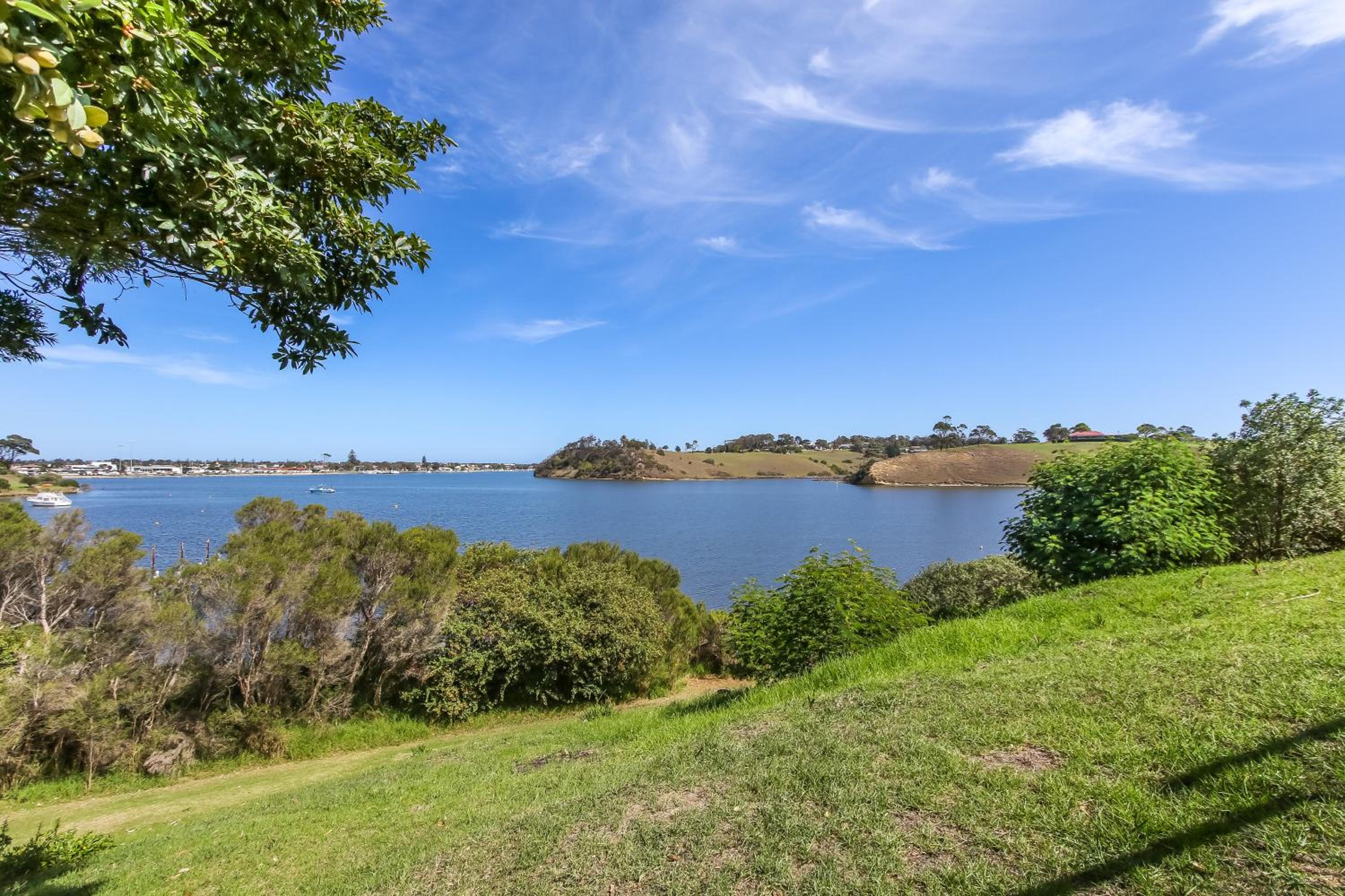 The Point - Spacious Waterfront Escape
