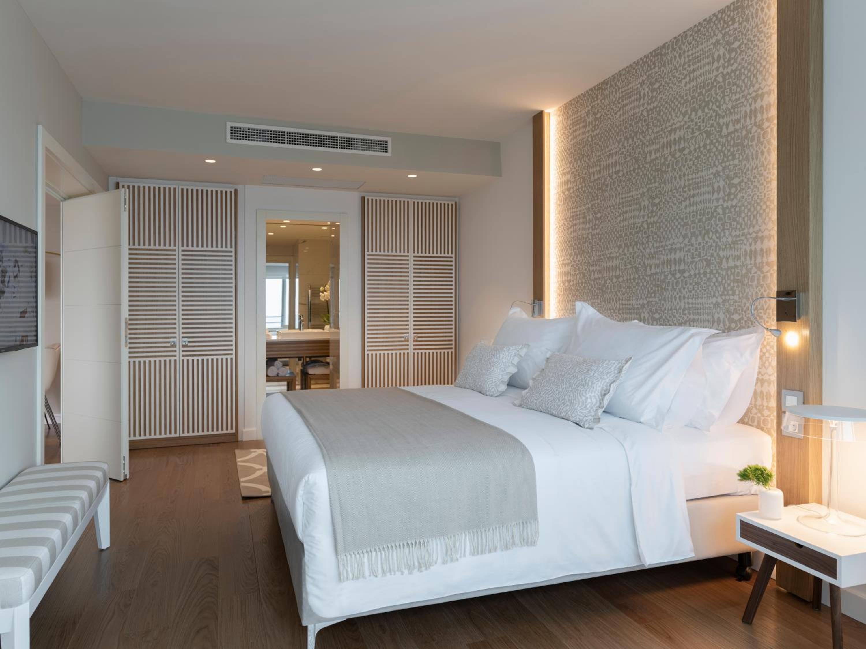 Bed & Sleeping Area
